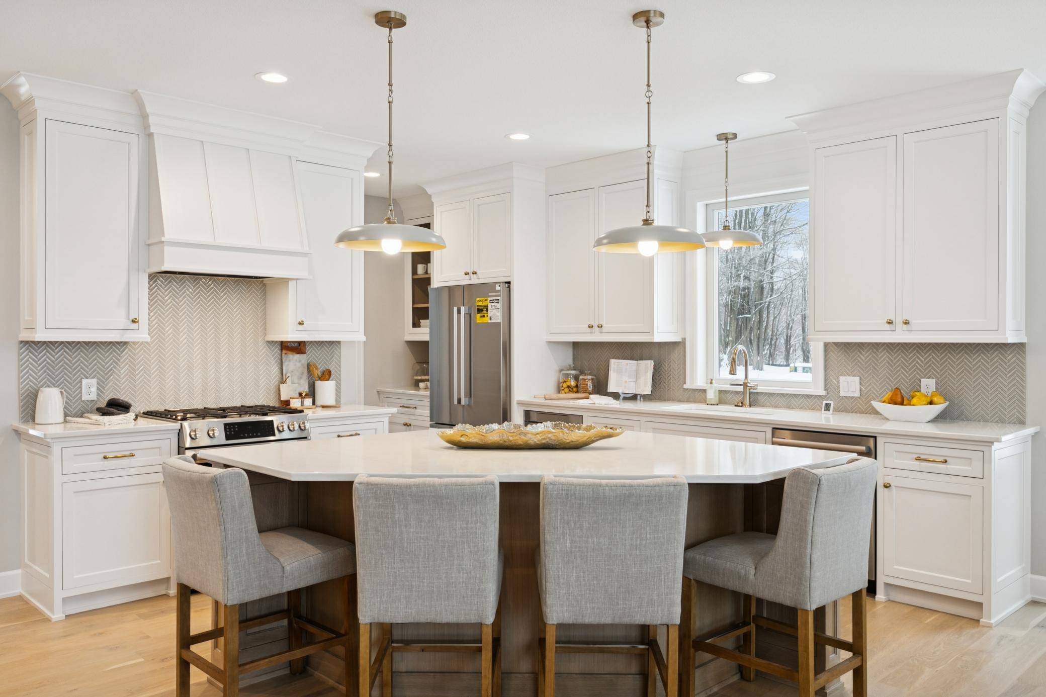 3921 White Oak LN, Chanhassen, MN 55331