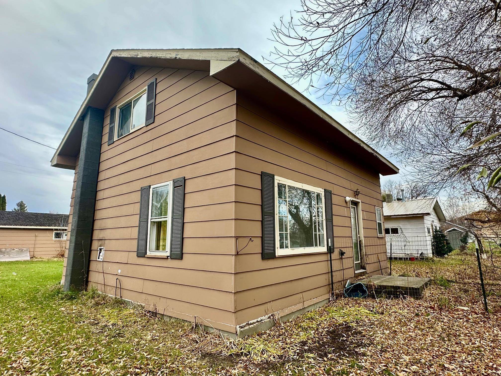 222 W Woodrow ST, Grygla, MN 56727