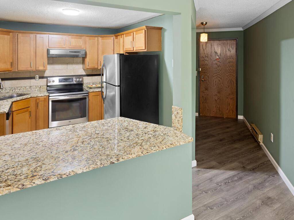 1580 Wheelock LN #104, Saint Paul, MN 55117