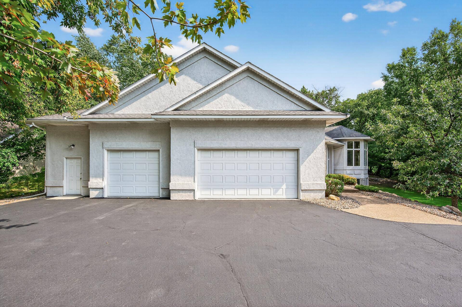 2520 Arbor CT, Mendota Heights, MN 55120