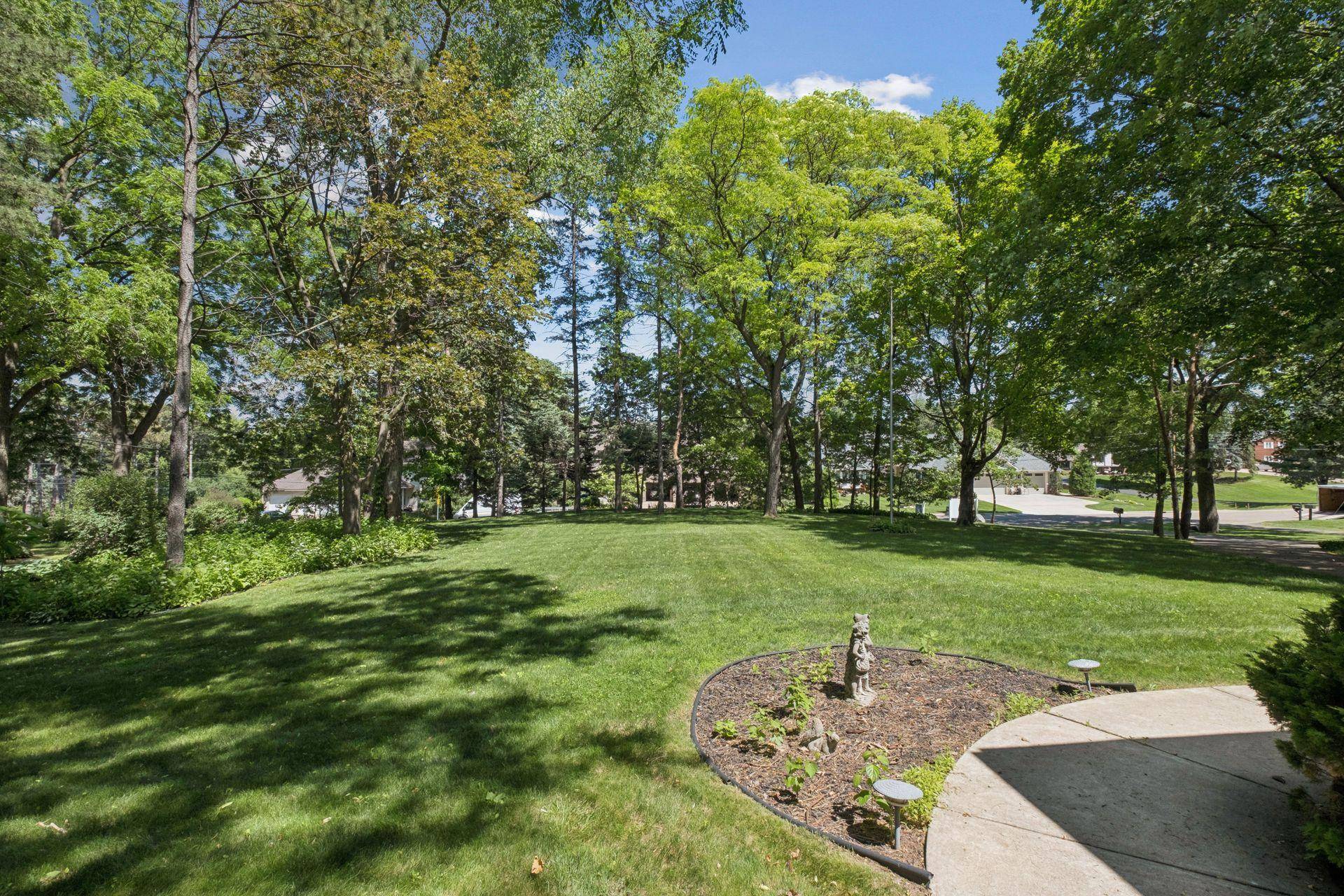 1835 Hunter LN, Mendota Heights, MN 55118