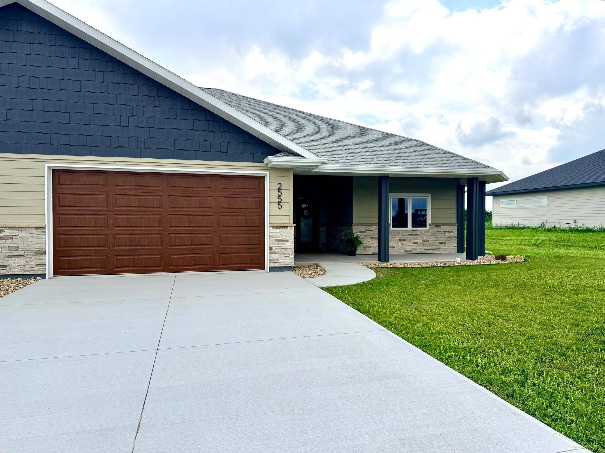 2555 Sutherland Dr, Worthington, MN 56187