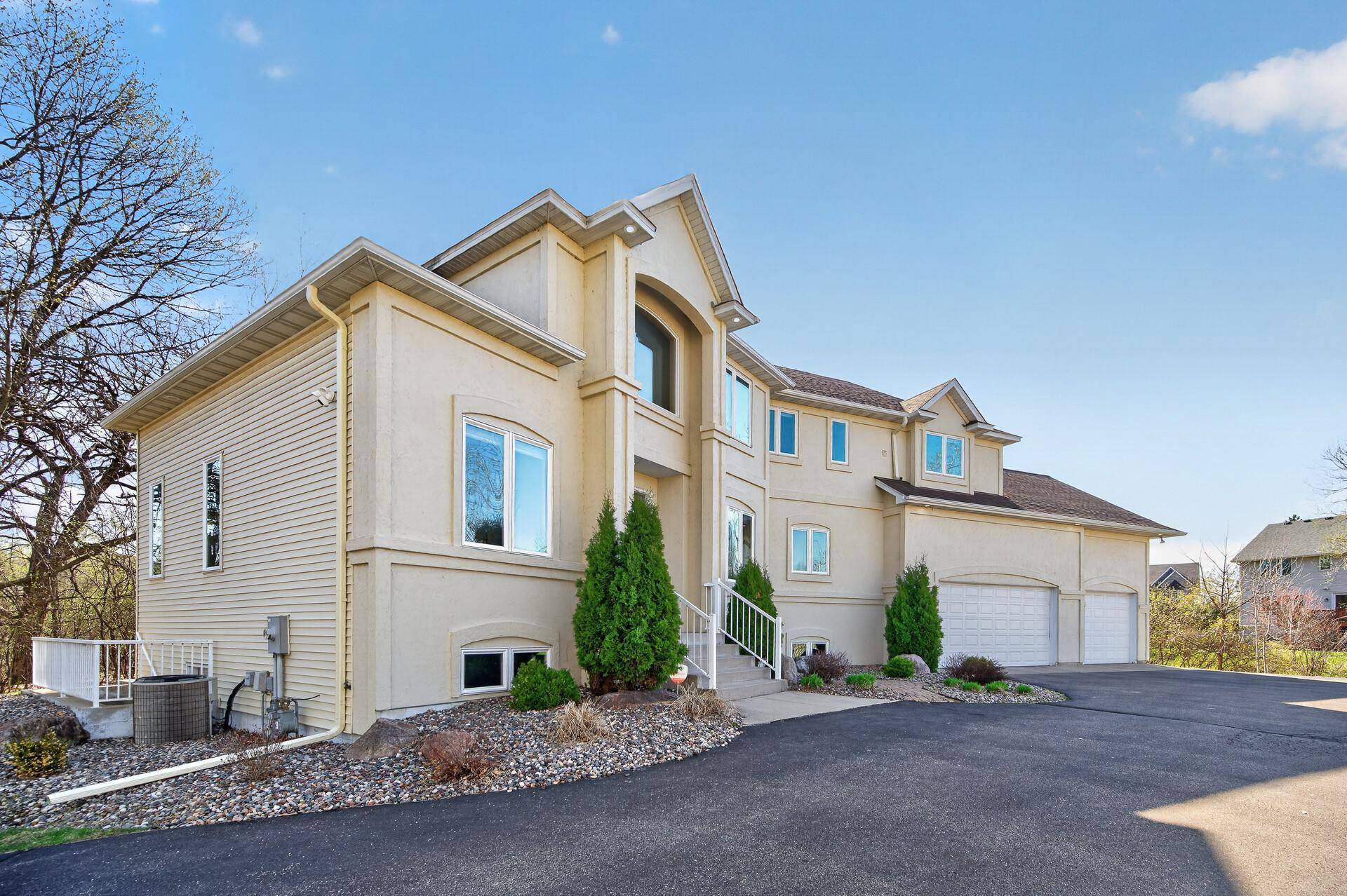 14831 Lac Lavon DR, Burnsville, MN 55306