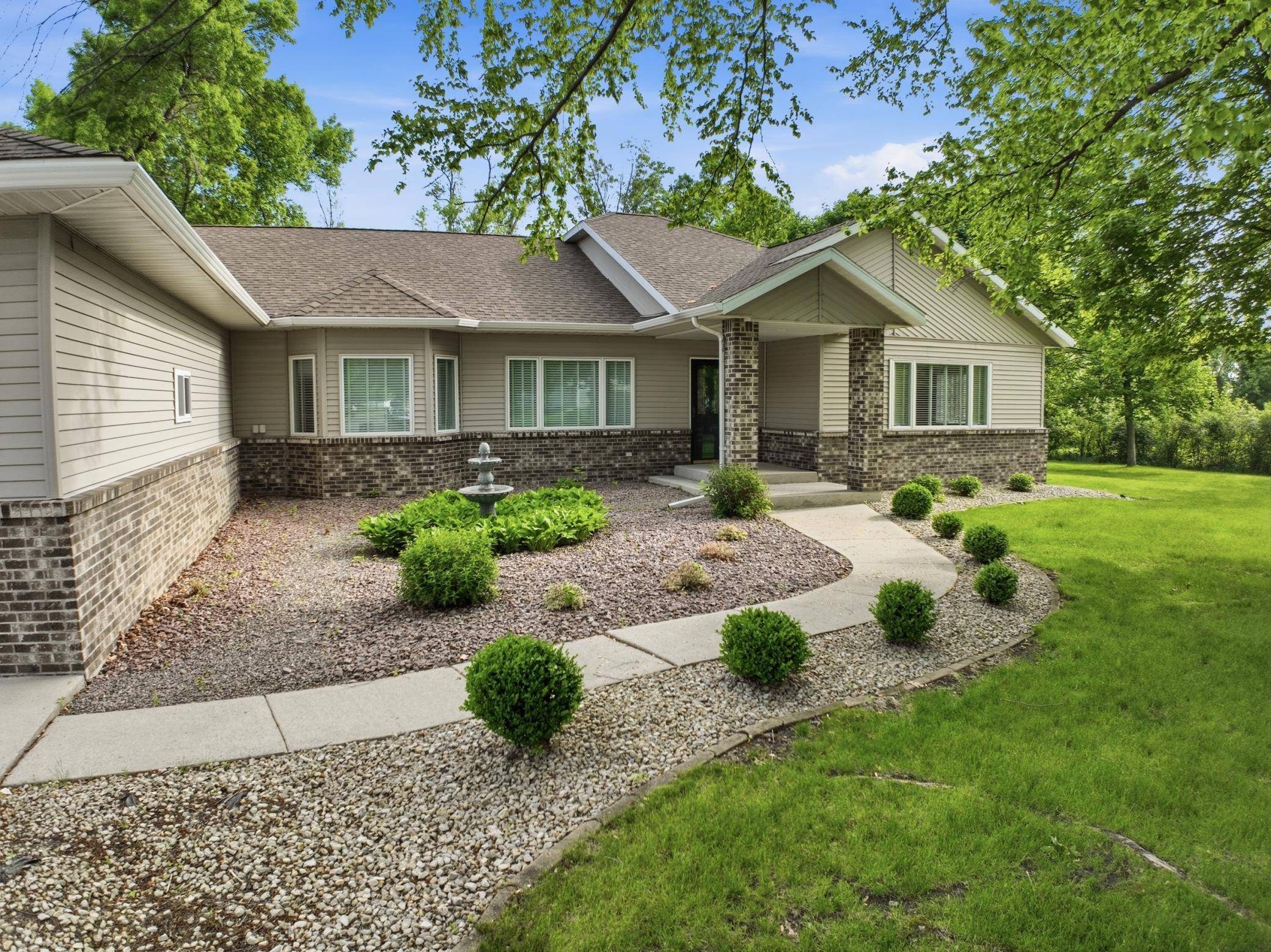 304 Lynsee LN, Montevideo, MN 56265