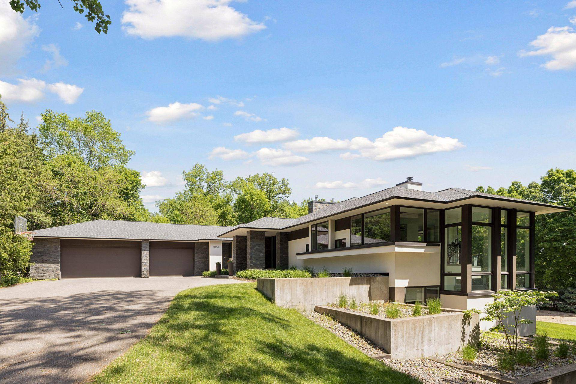 17950 Fairhomes LN, Deephaven, MN 55391