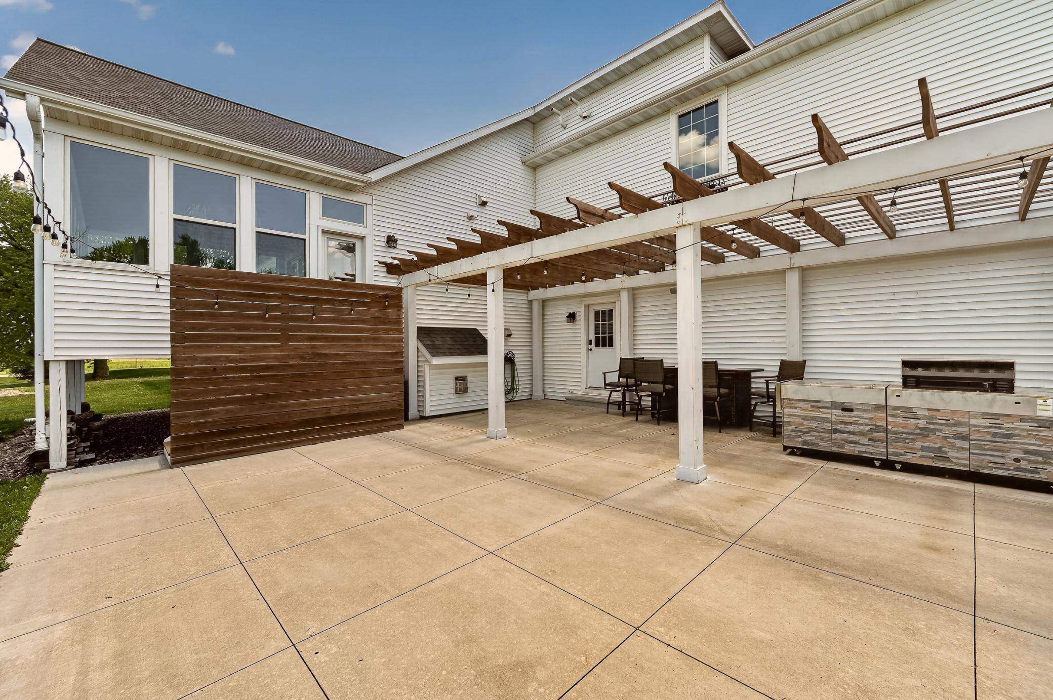 10951 County 8 RD SW, Stewartville, MN 55976
