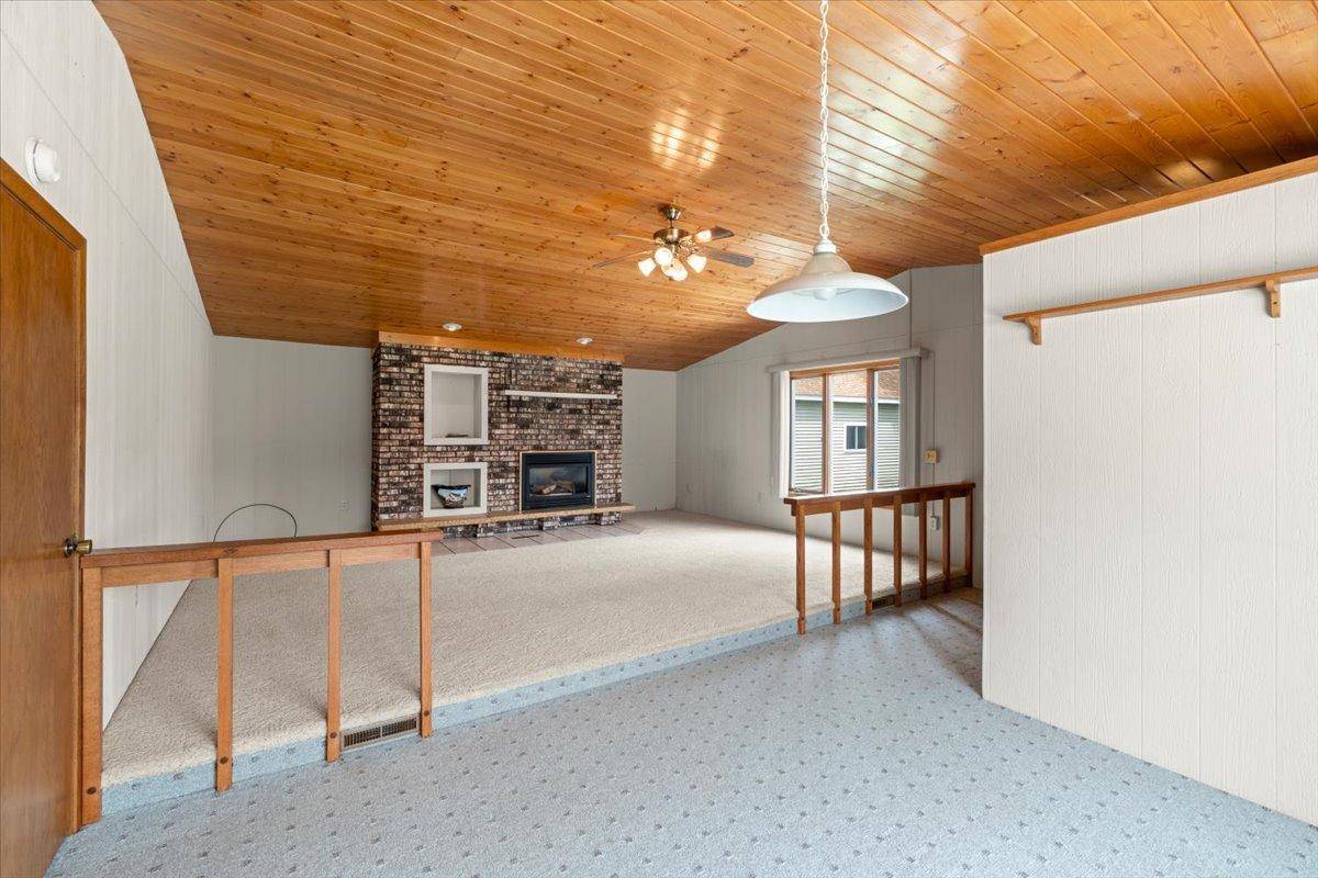 245 N Broadway, Alden, MN 56009