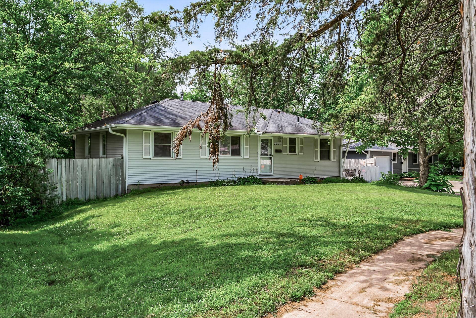 3213 W Old Shakopee RD, Bloomington, MN 55431