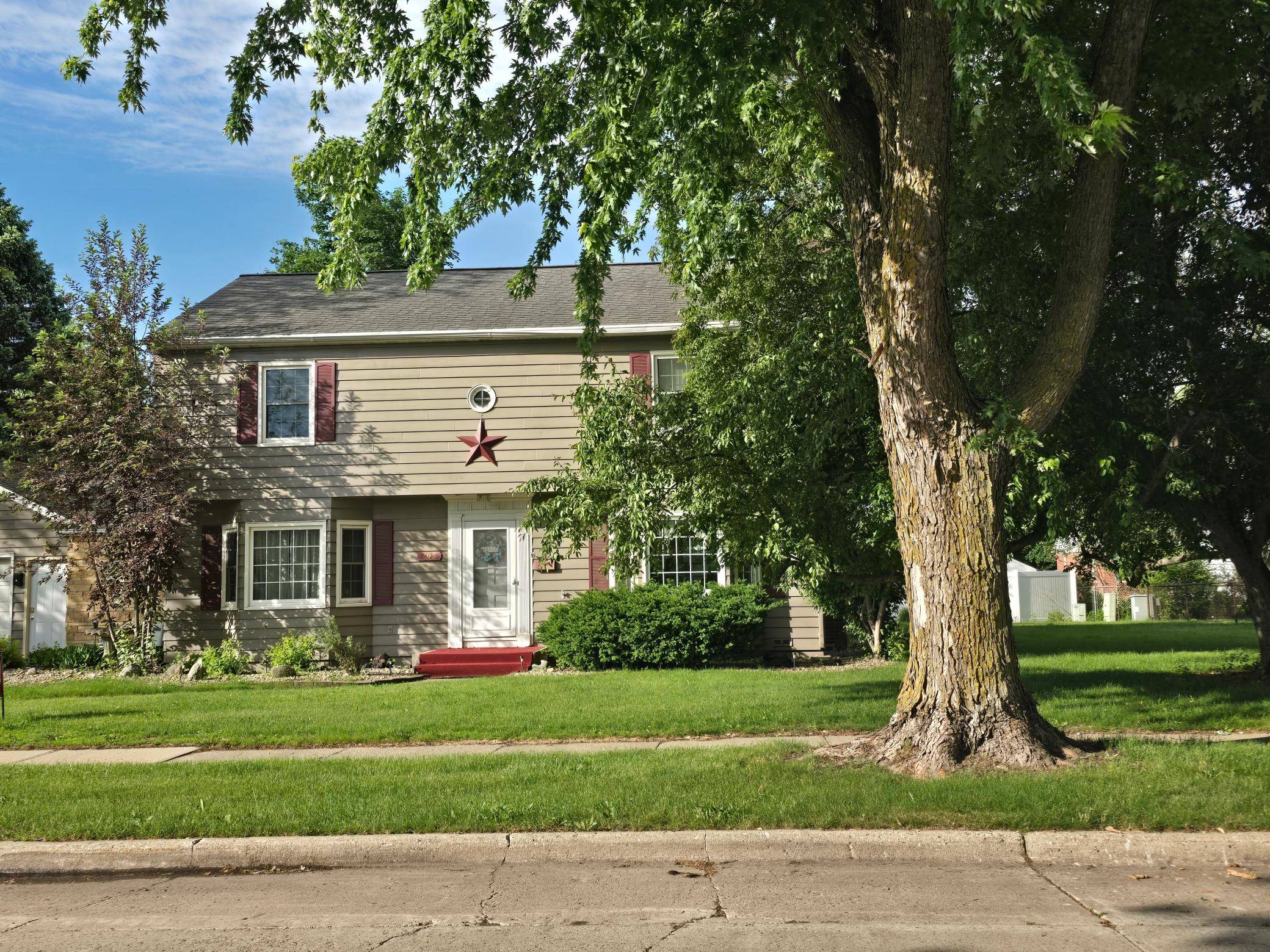 405 Clary ST W, Worthington, MN 56187