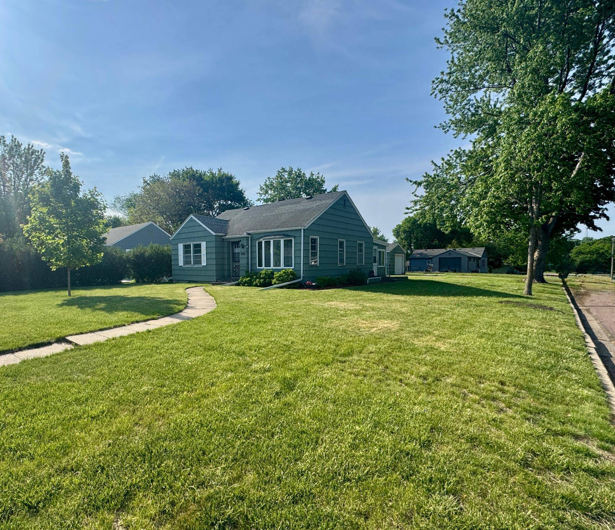 402 E Walnut ST, Redwood Falls, MN 56283