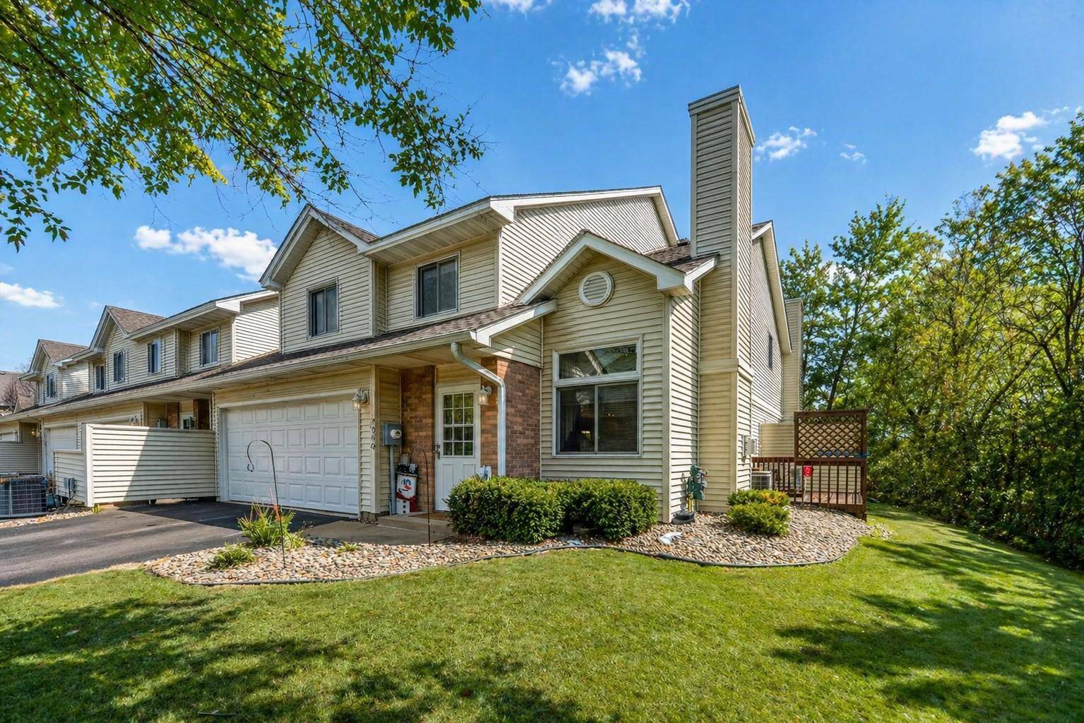 7040 49th ST N, Oakdale, MN 55128