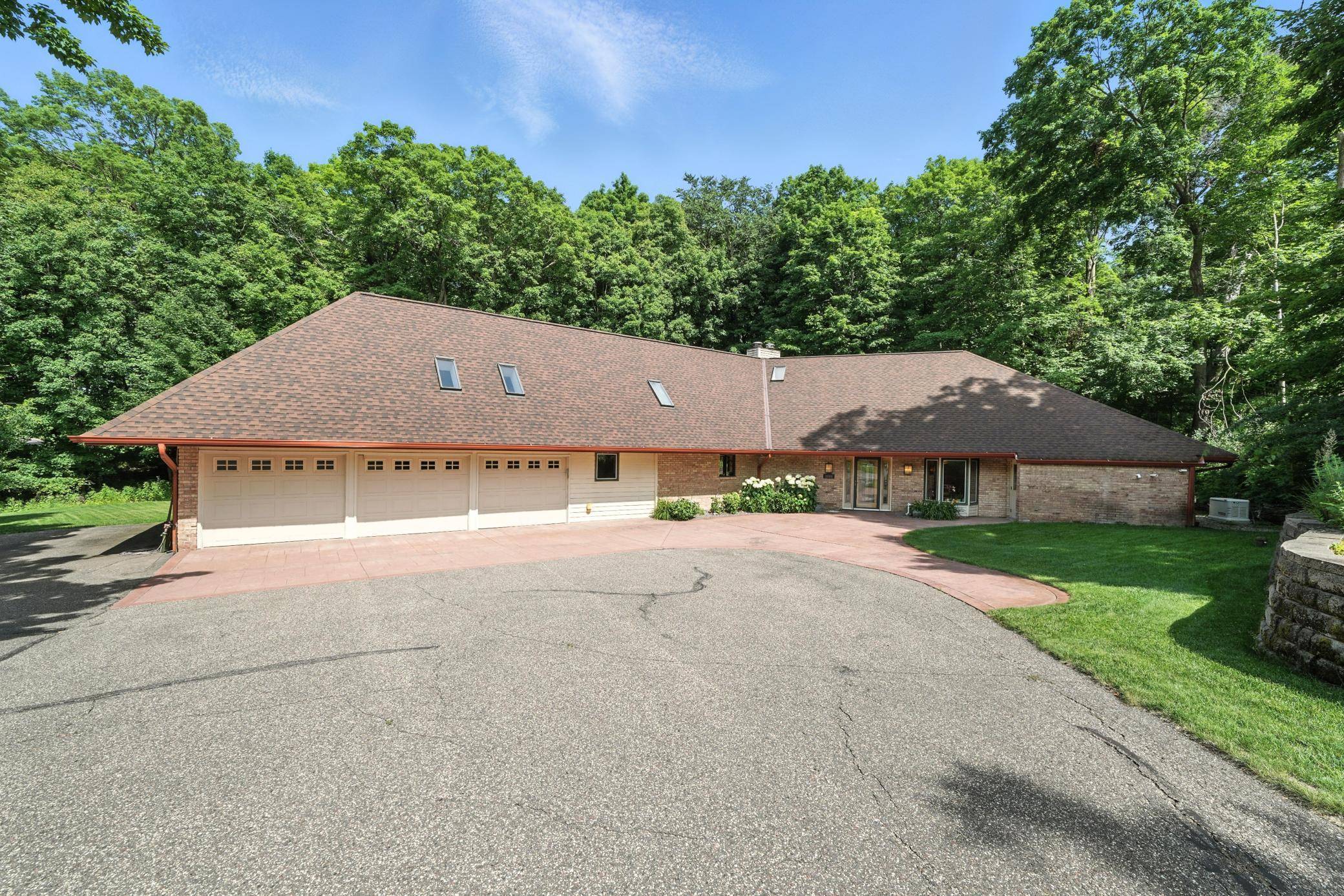 1000 Heritage LN, Orono, MN 55391