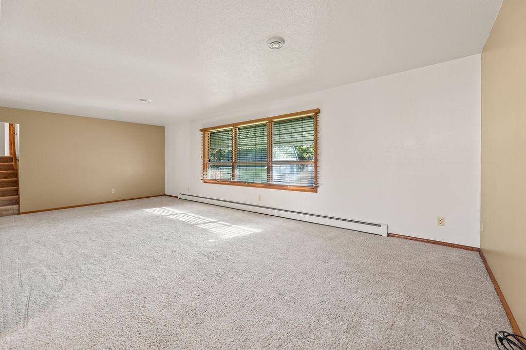 2807 Edgewood DR N, Fargo, ND 58102