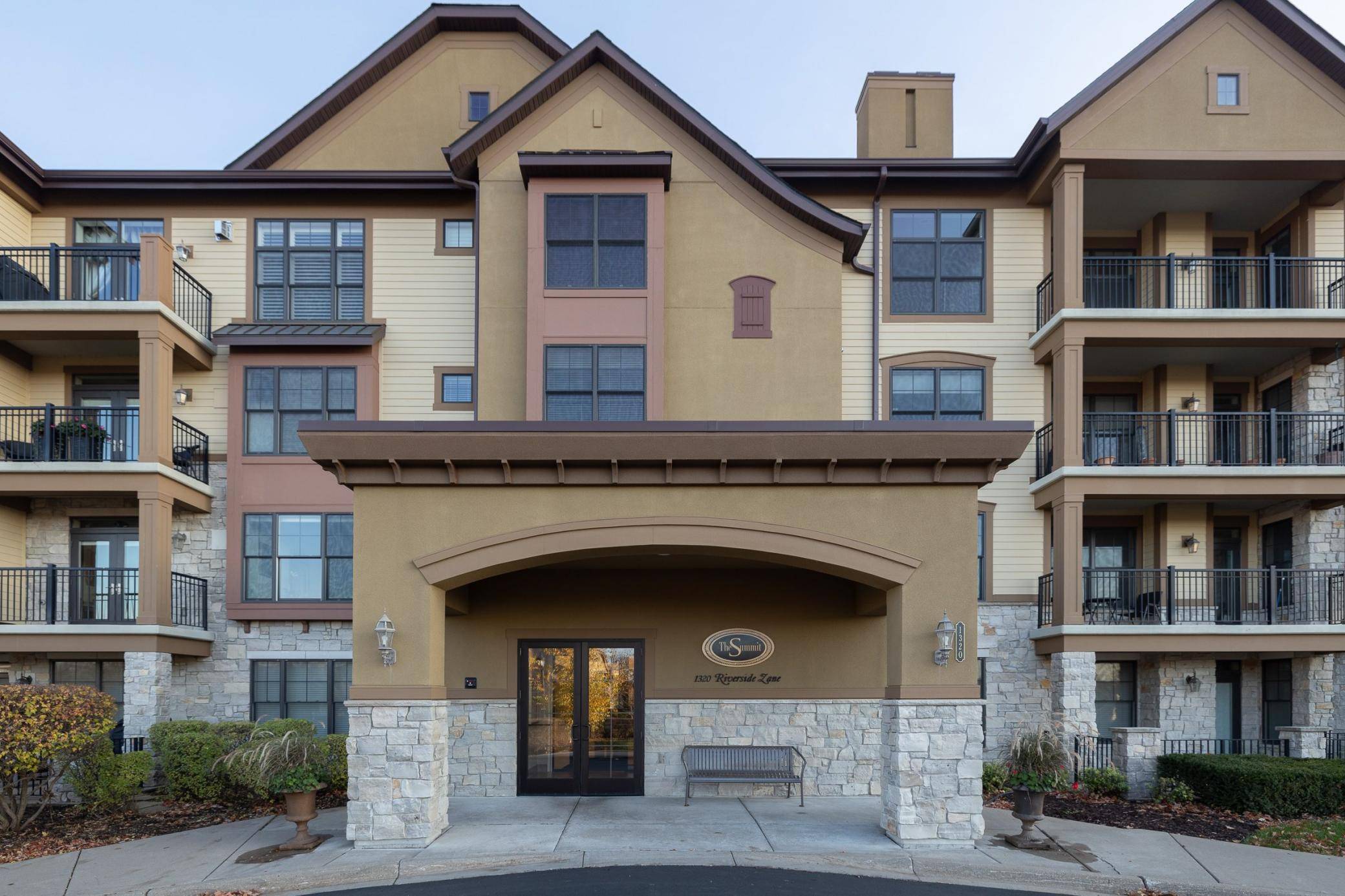 1320 Riverside LN #200, Mendota Heights, MN 55118