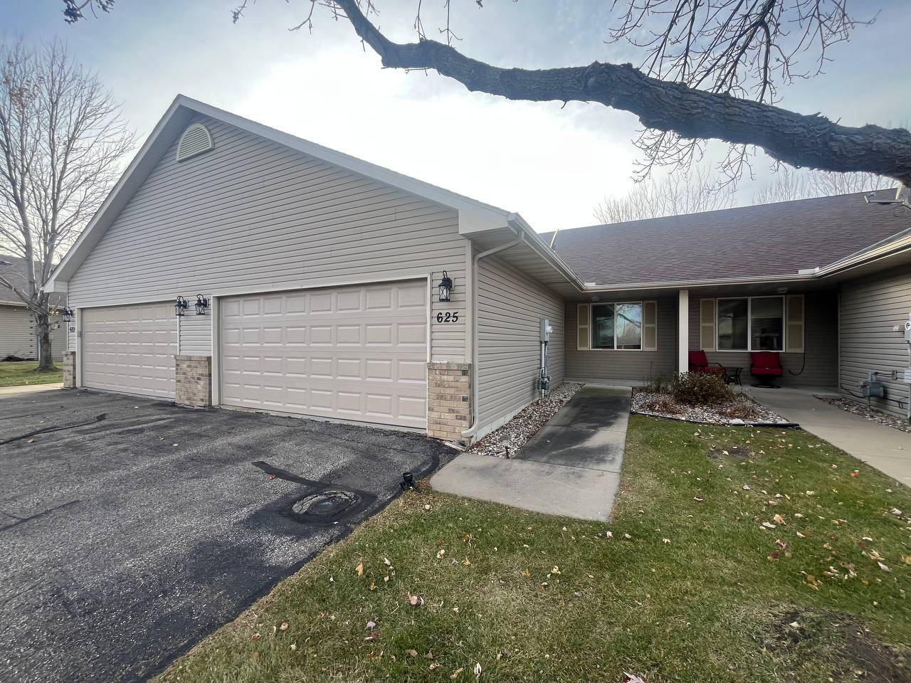 625 Meadow LN, Norwood Young America, MN 55397