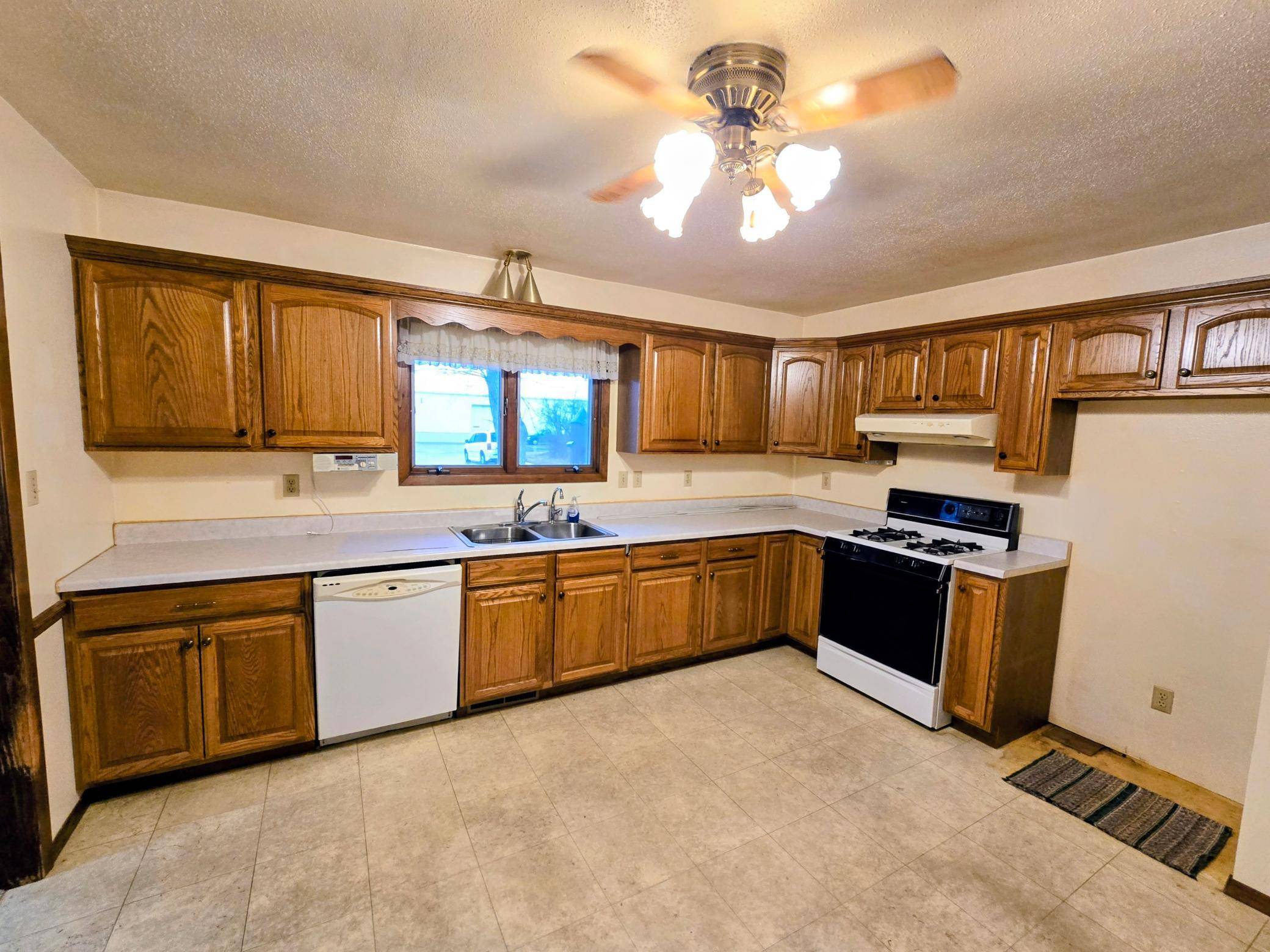 302 8th AVE NW, Pipestone, MN 56164