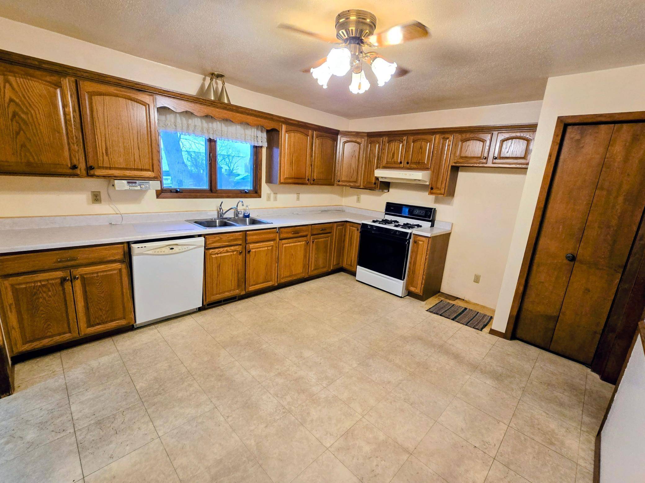 302 8th AVE NW, Pipestone, MN 56164