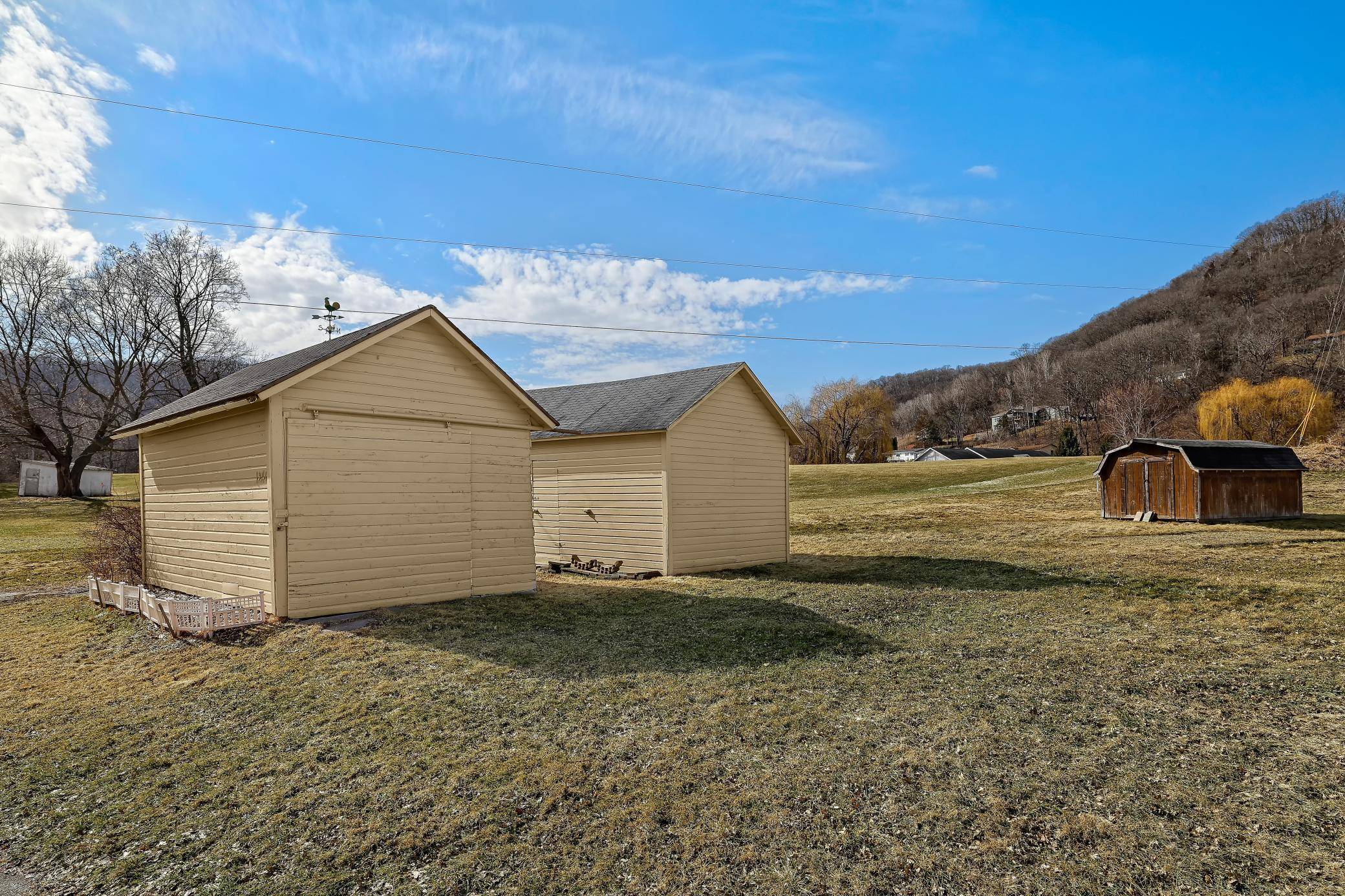 1240 Browns LN, Dakota, MN 55925