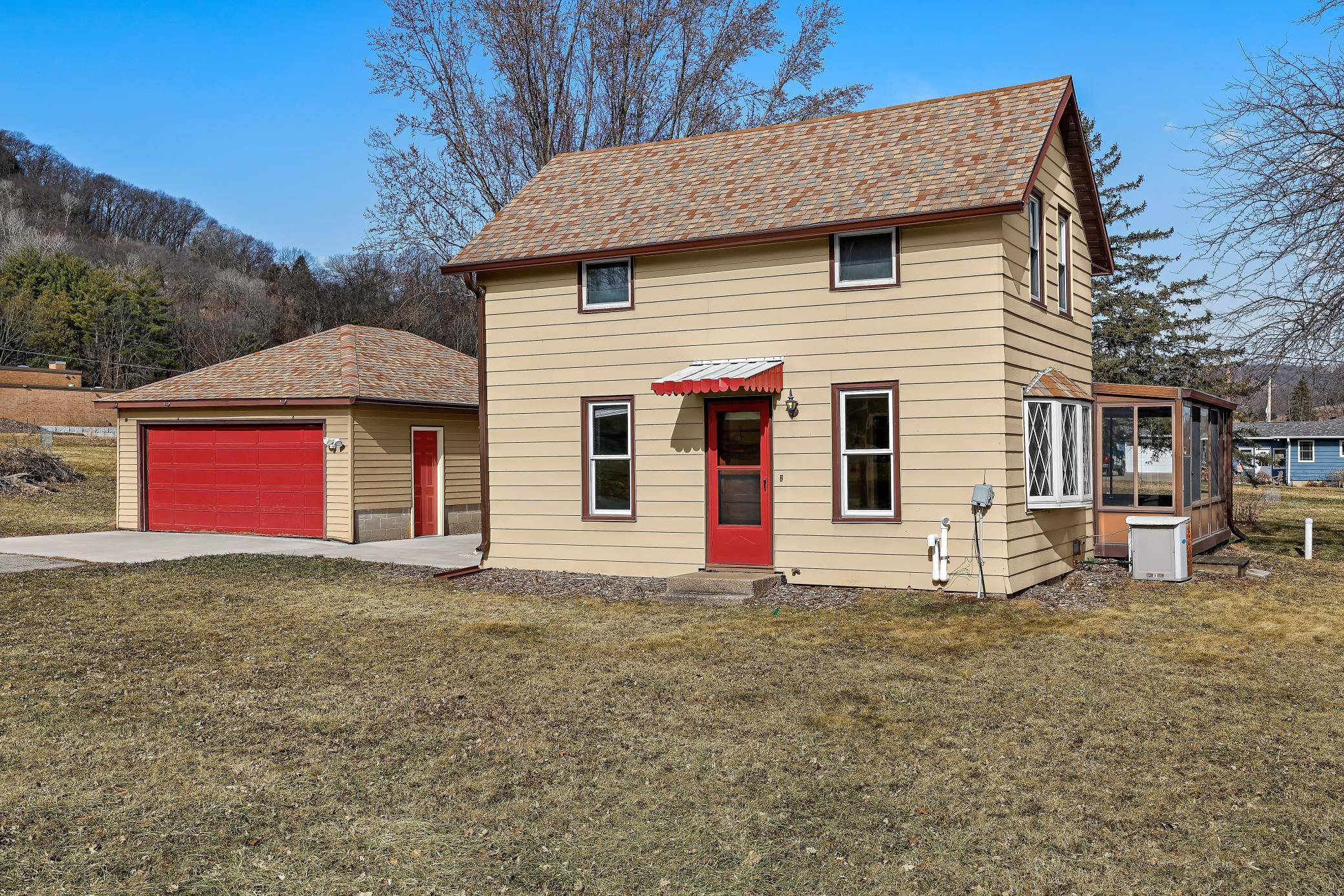 1240 Browns LN, Dakota, MN 55925