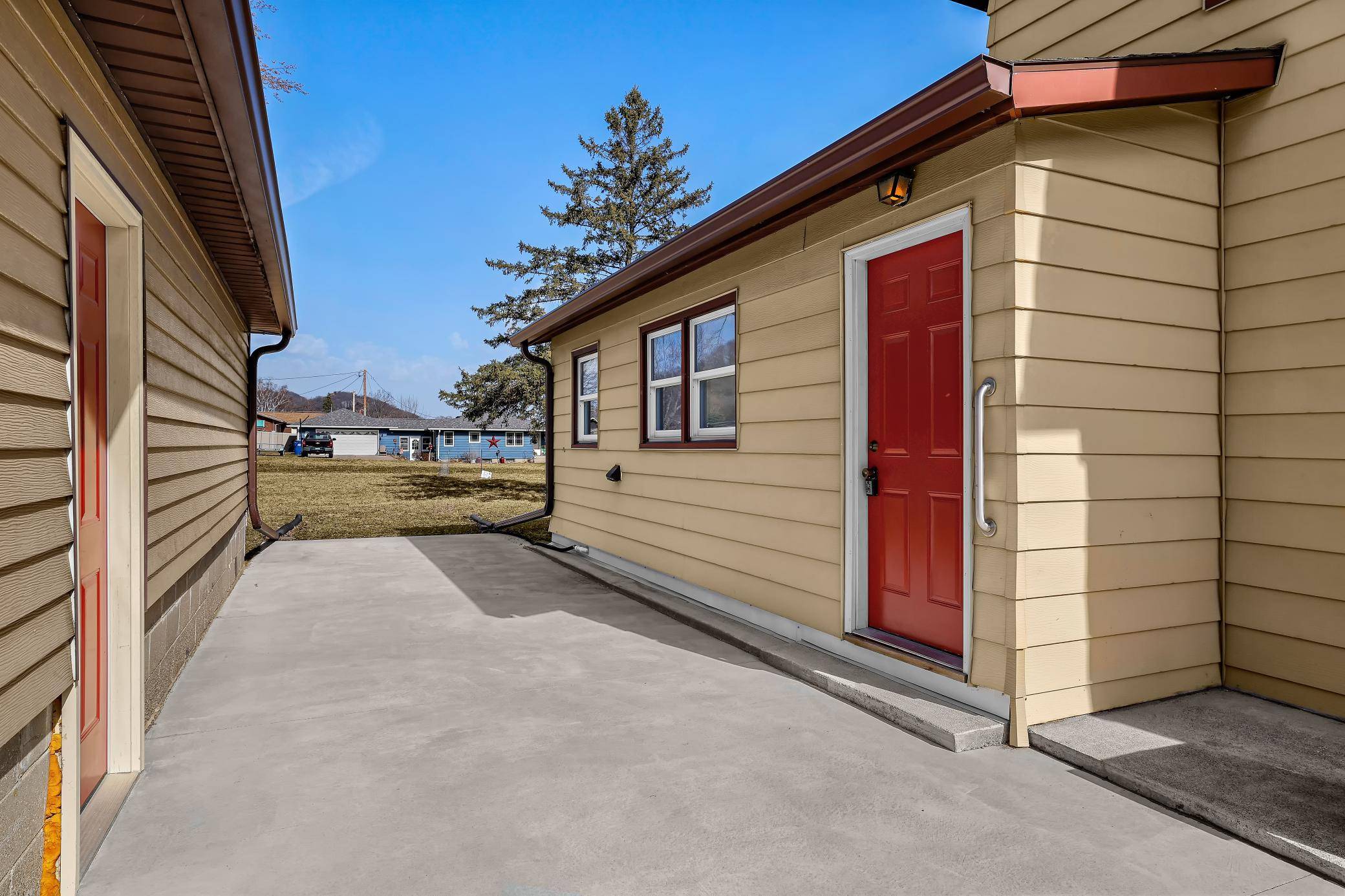 1240 Browns LN, Dakota, MN 55925