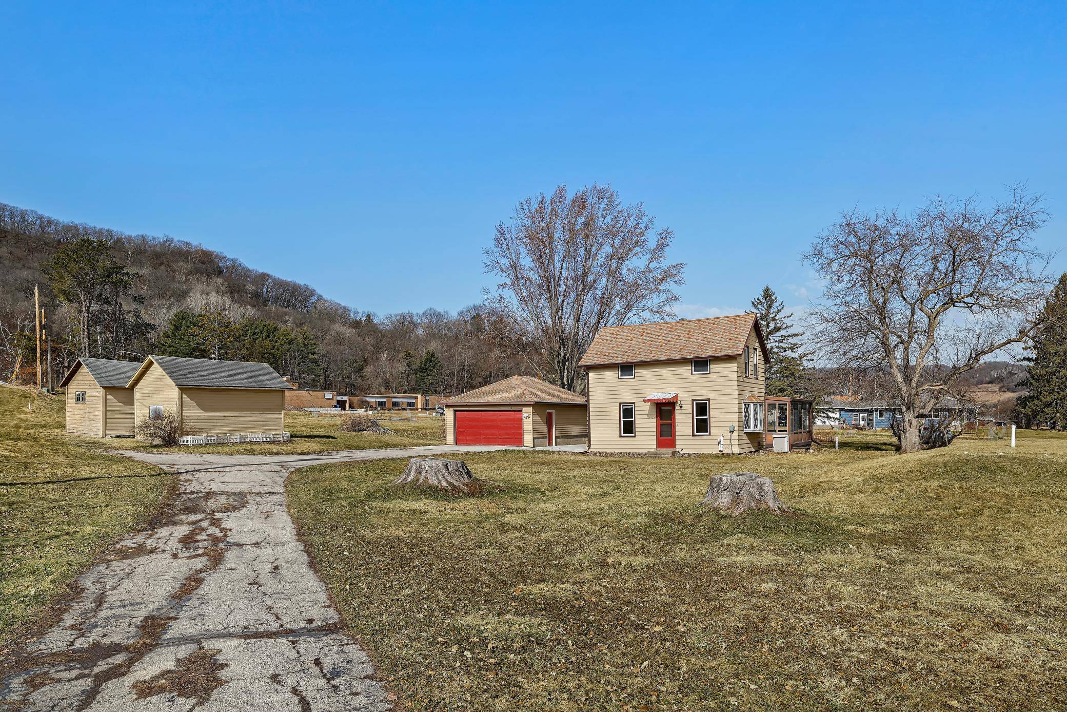 1240 Browns LN, Dakota, MN 55925