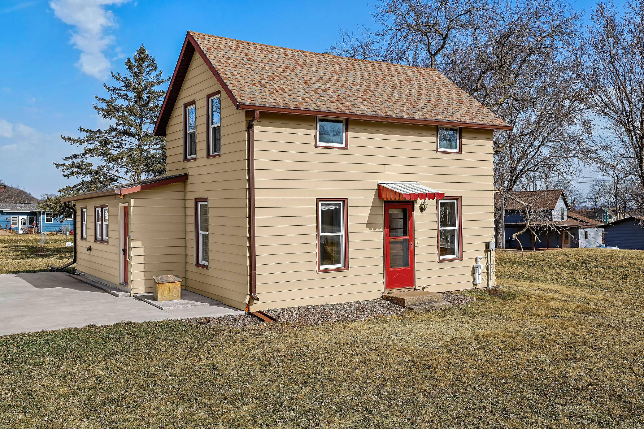 1240 Browns LN, Dakota, MN 55925