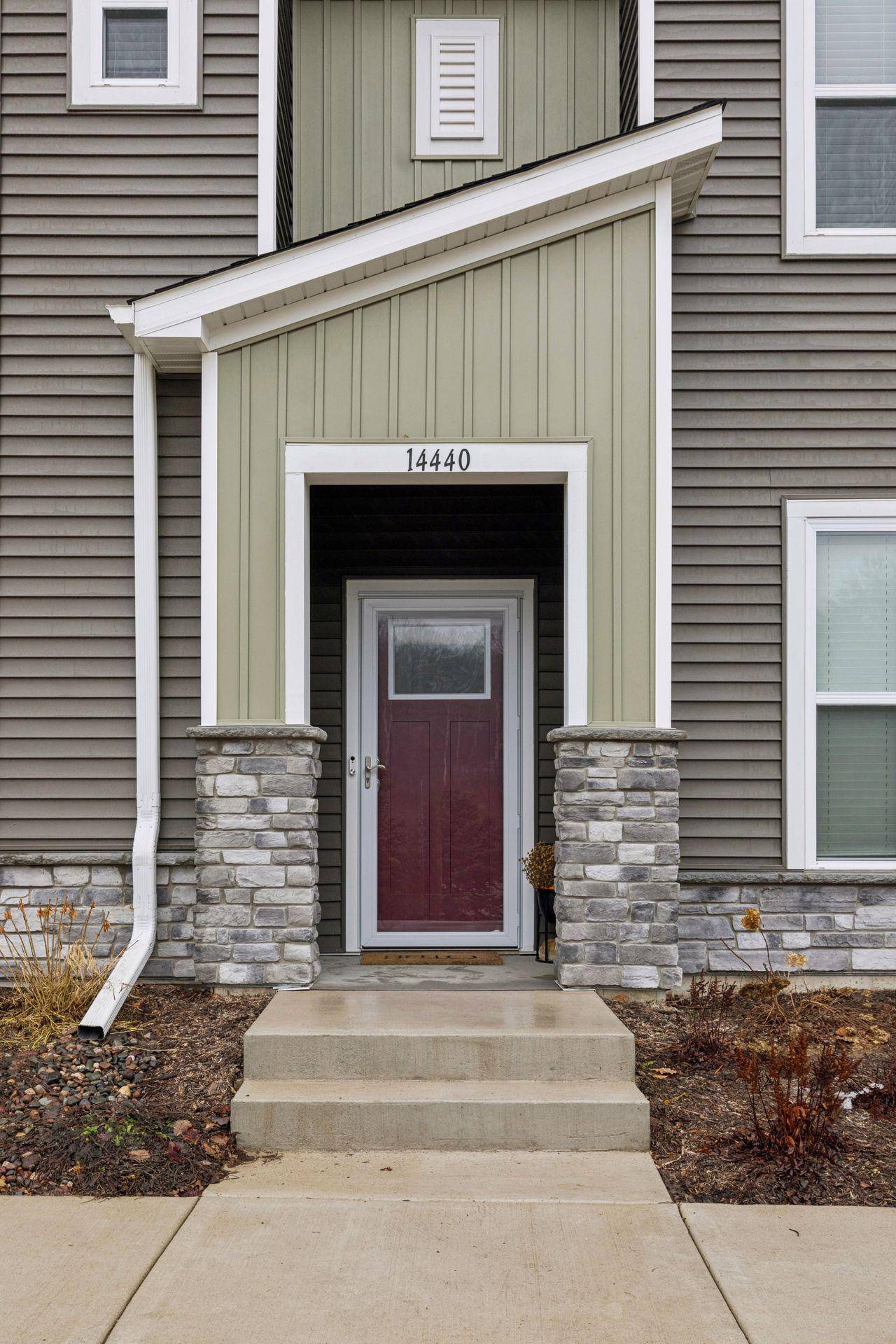 14440 Twin Lakes CIR, Burnsville, MN 55306
