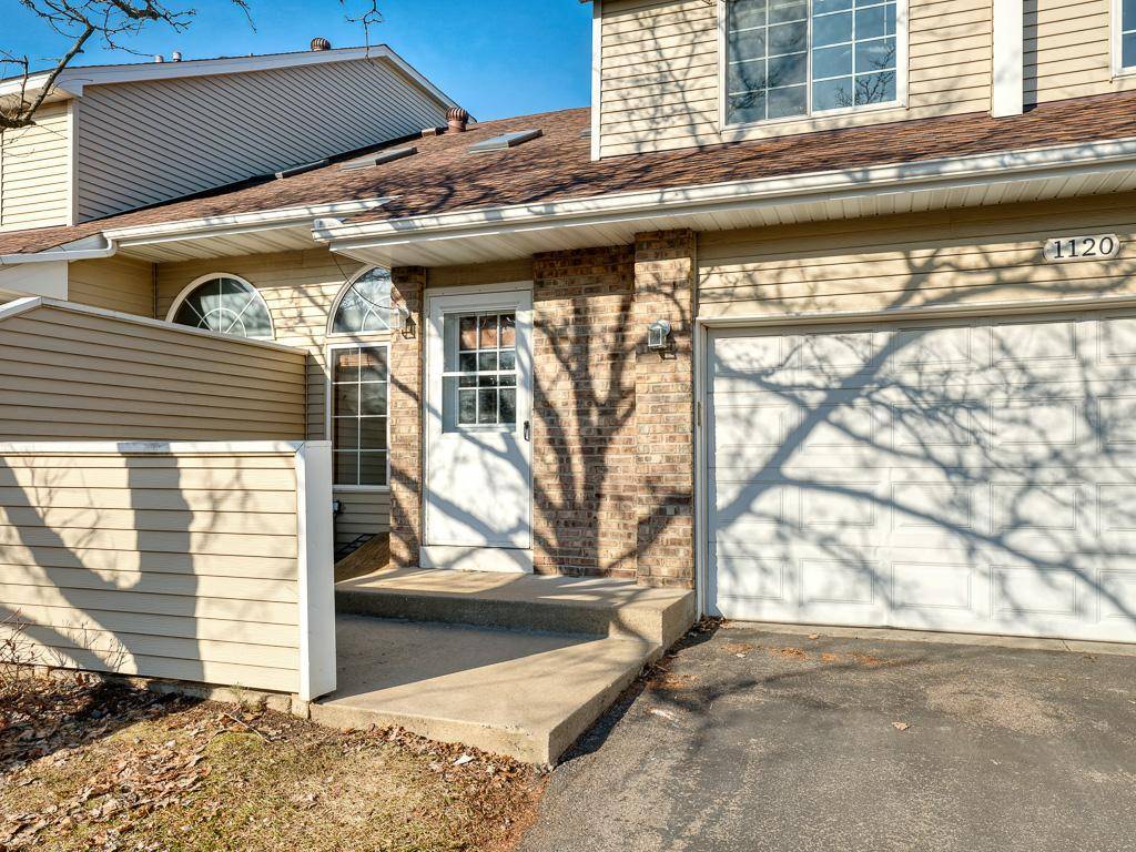 1120 Pecks Woods DR, New Brighton, MN 55112