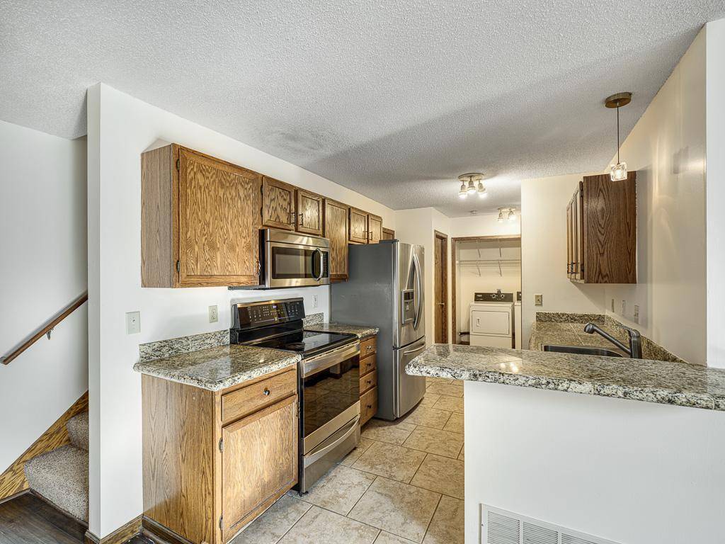 1120 Pecks Woods DR, New Brighton, MN 55112