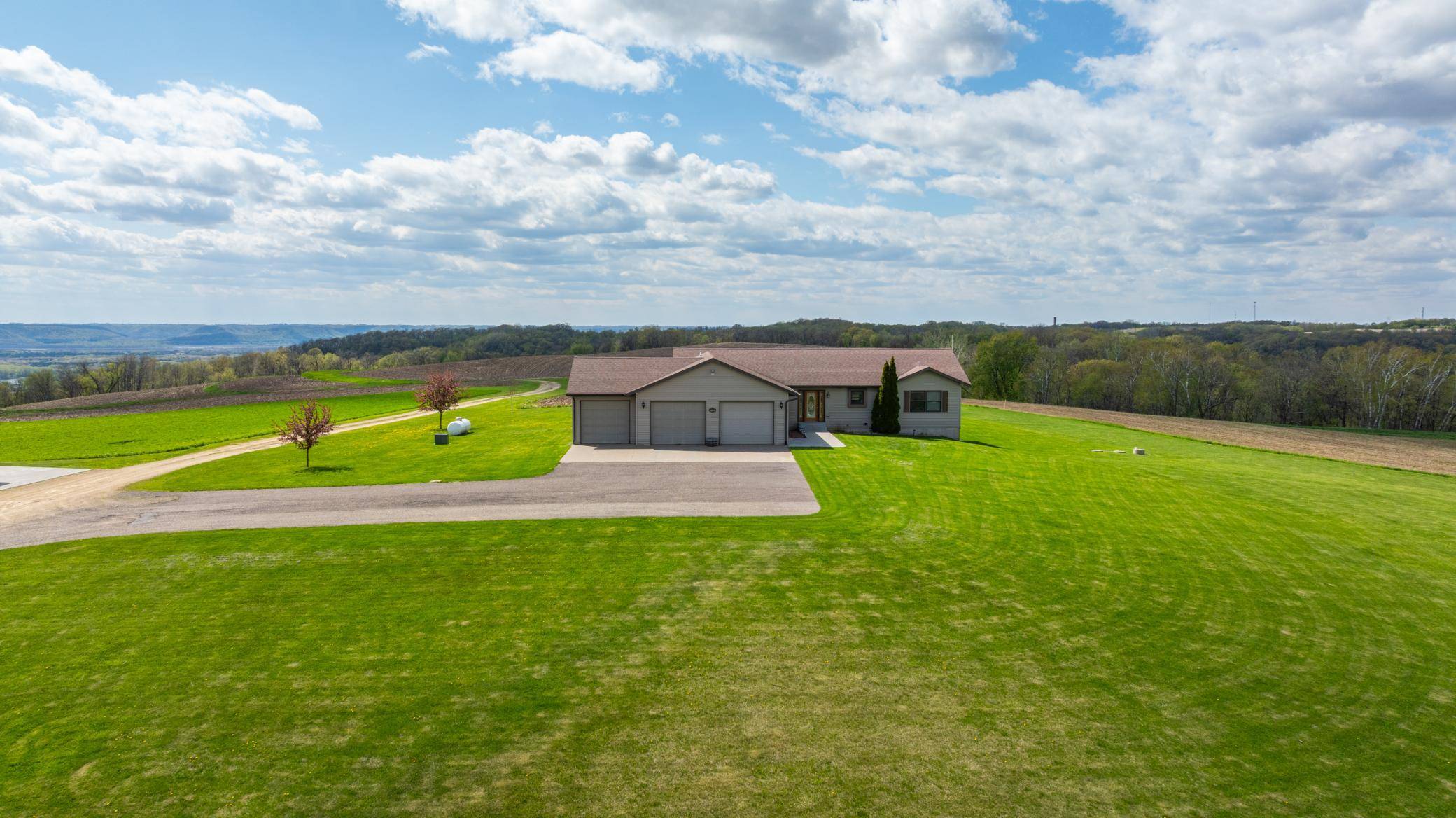 W1660 Maplewood LN, Alma, WI 54610