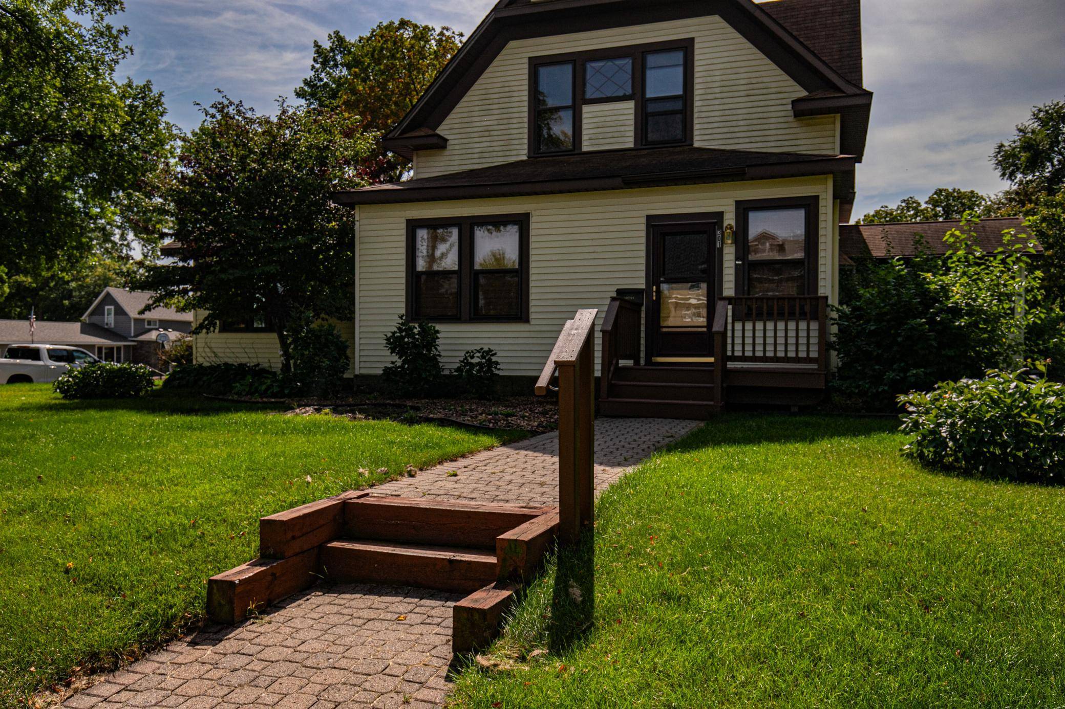 301 E Depue AVE, Olivia, MN 56277