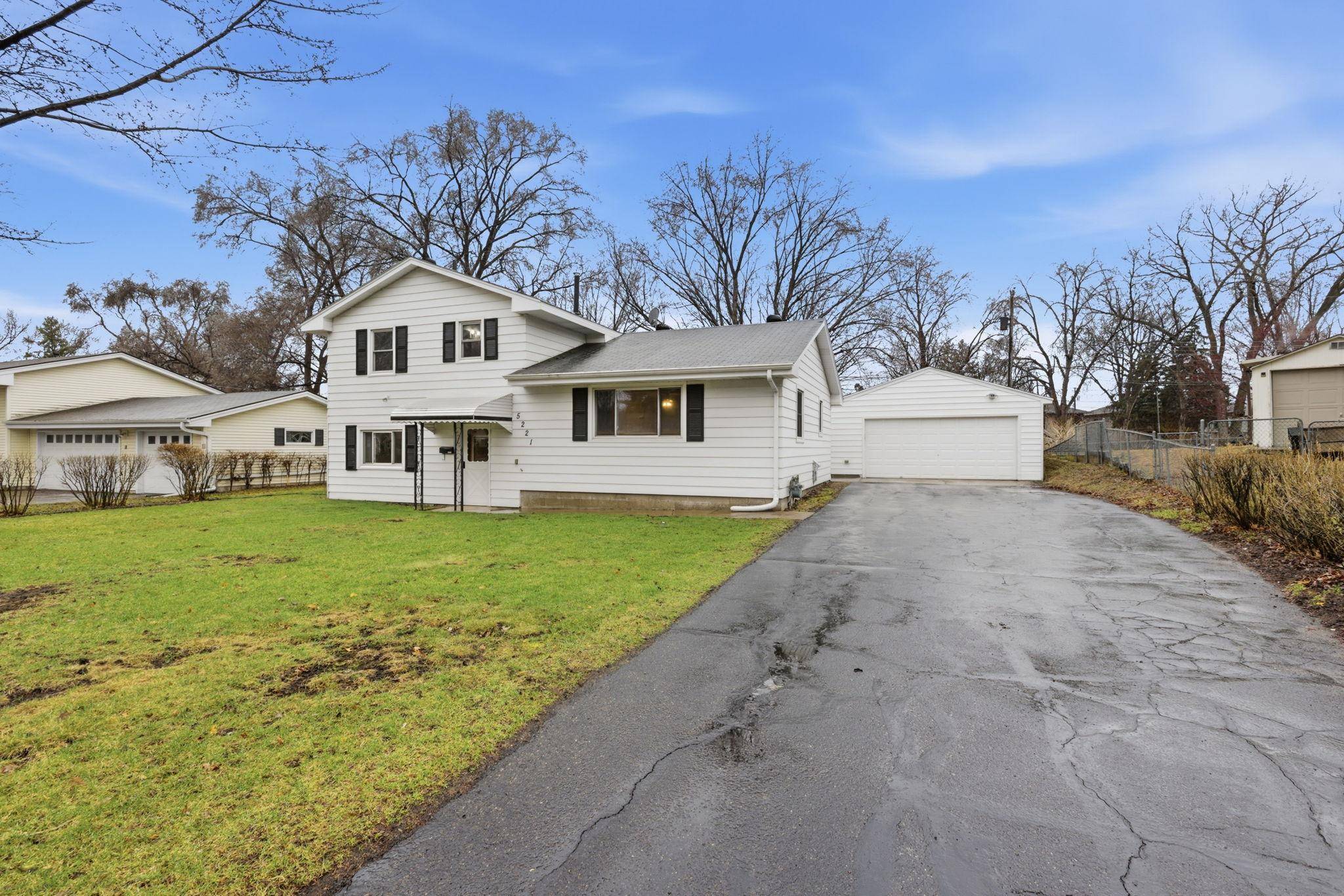 5221 Sumter AVE N, New Hope, MN 55428