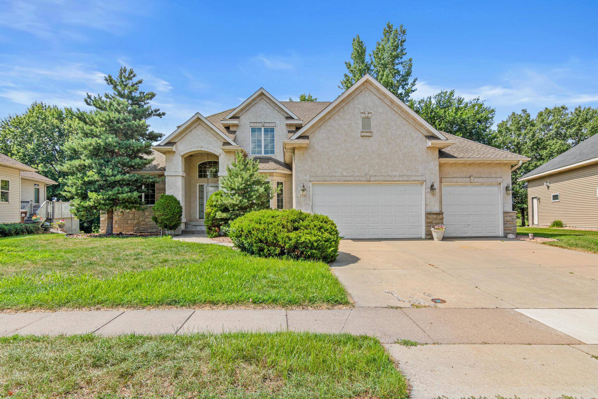 8304 9th ST N, Oakdale, MN 55128