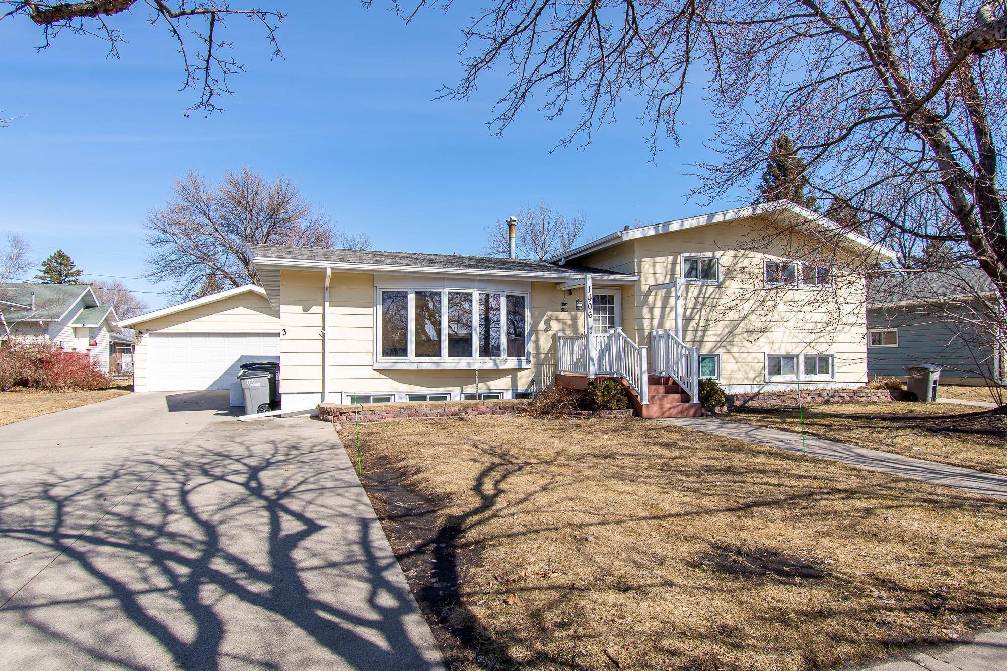1406 24th AVE S, Moorhead, MN 56560