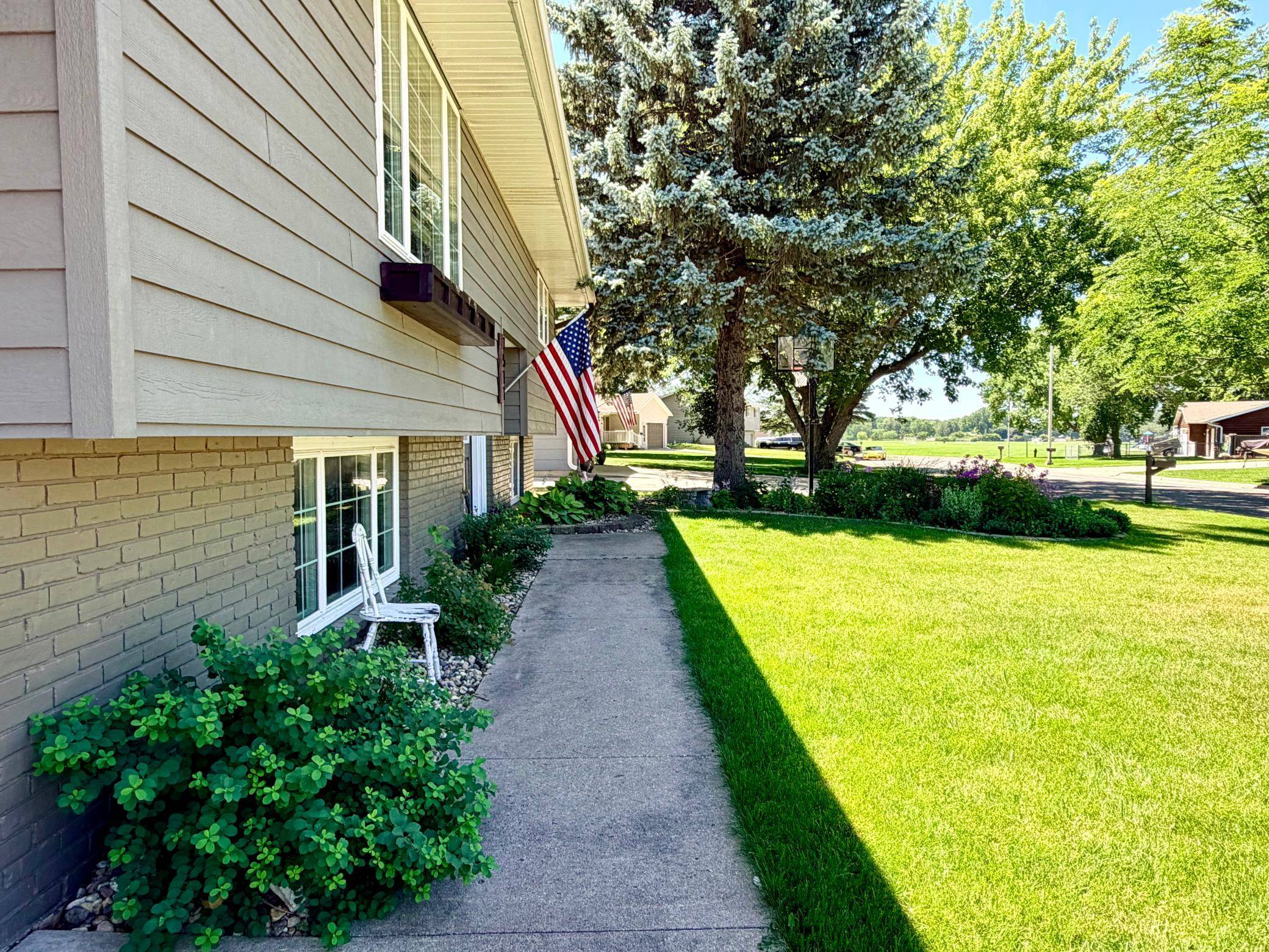 1511 Eckerson DR, Worthington, MN 56187