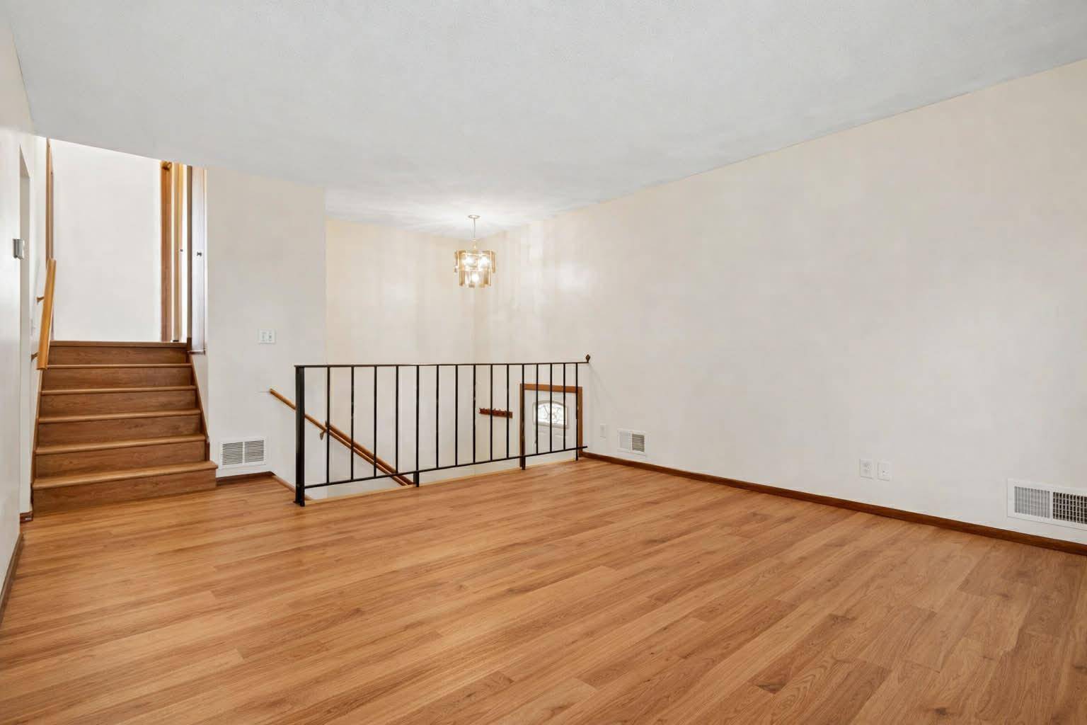 2489 Woodbridge ST, Roseville, MN 55113