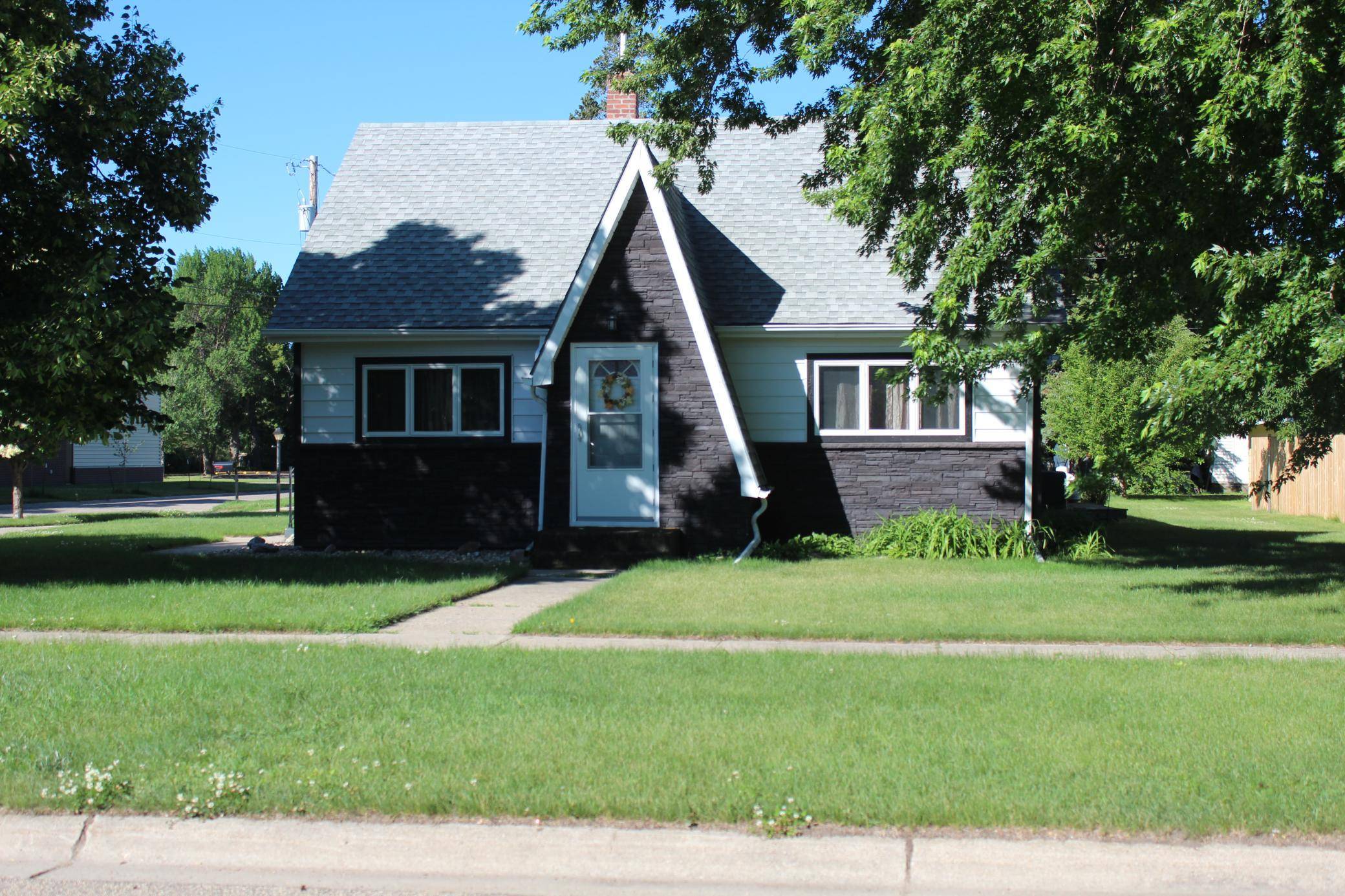 222 Washington AVE, Hatton, ND 58240