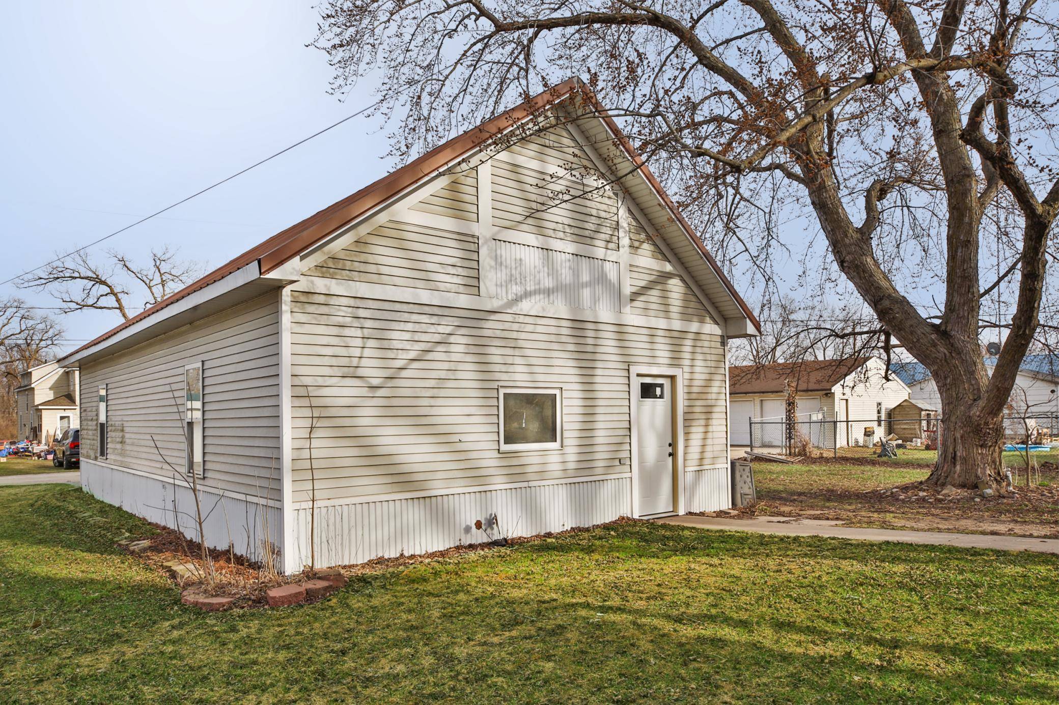 411 2nd ST, Lyle, MN 55953
