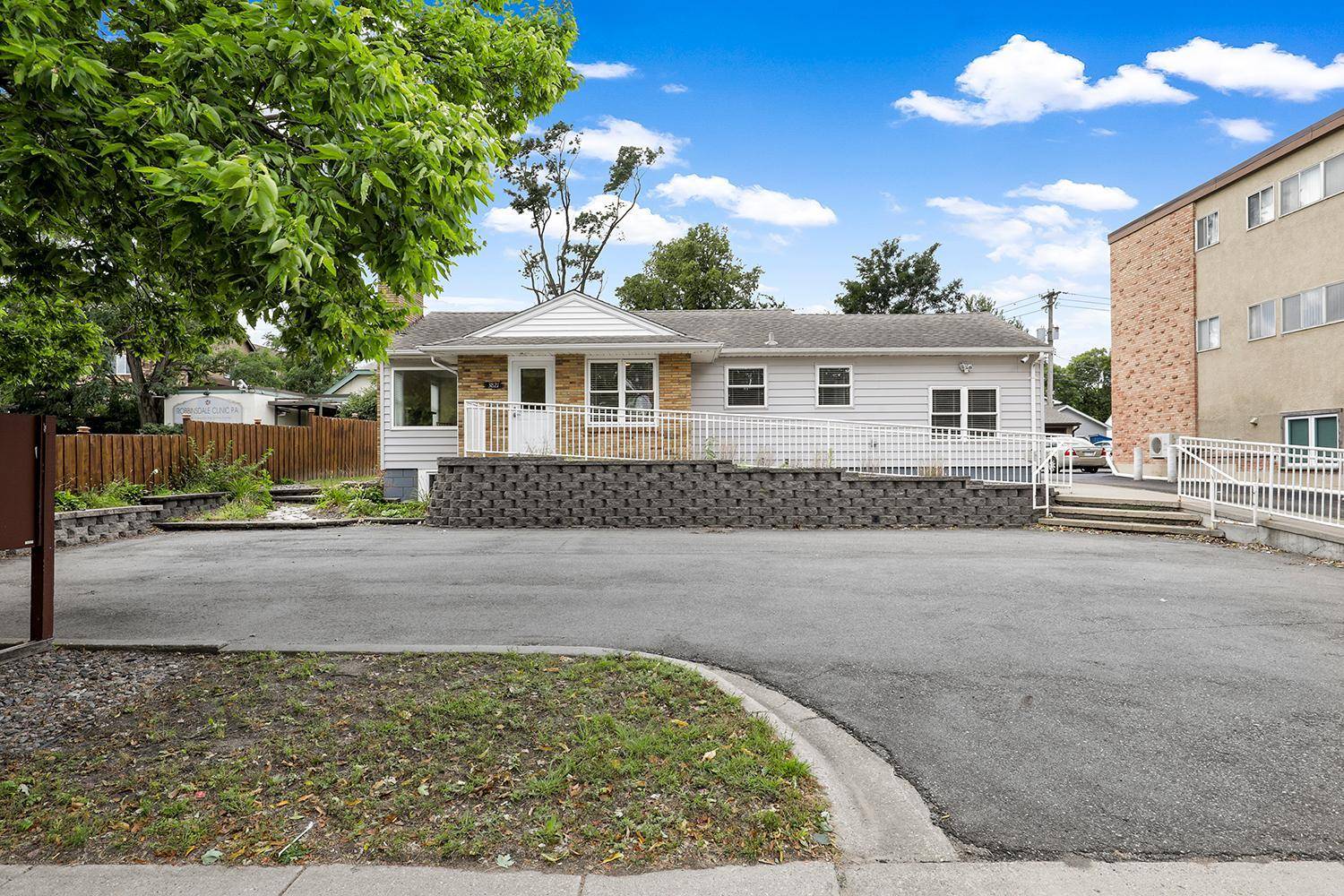 3821 W Broadway AVE, Robbinsdale, MN 55422