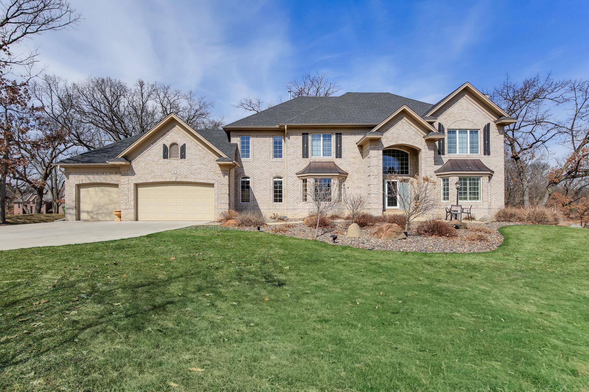 2 Bent Tree LN, North Oaks, MN 55127