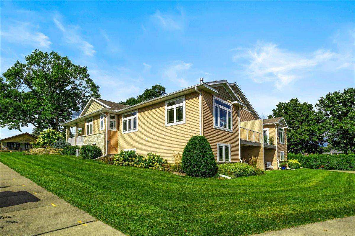 1329 S Oak ST, Lake City, MN 55041