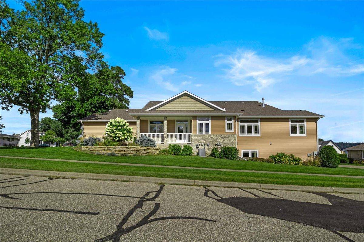 1329 S Oak ST, Lake City, MN 55041