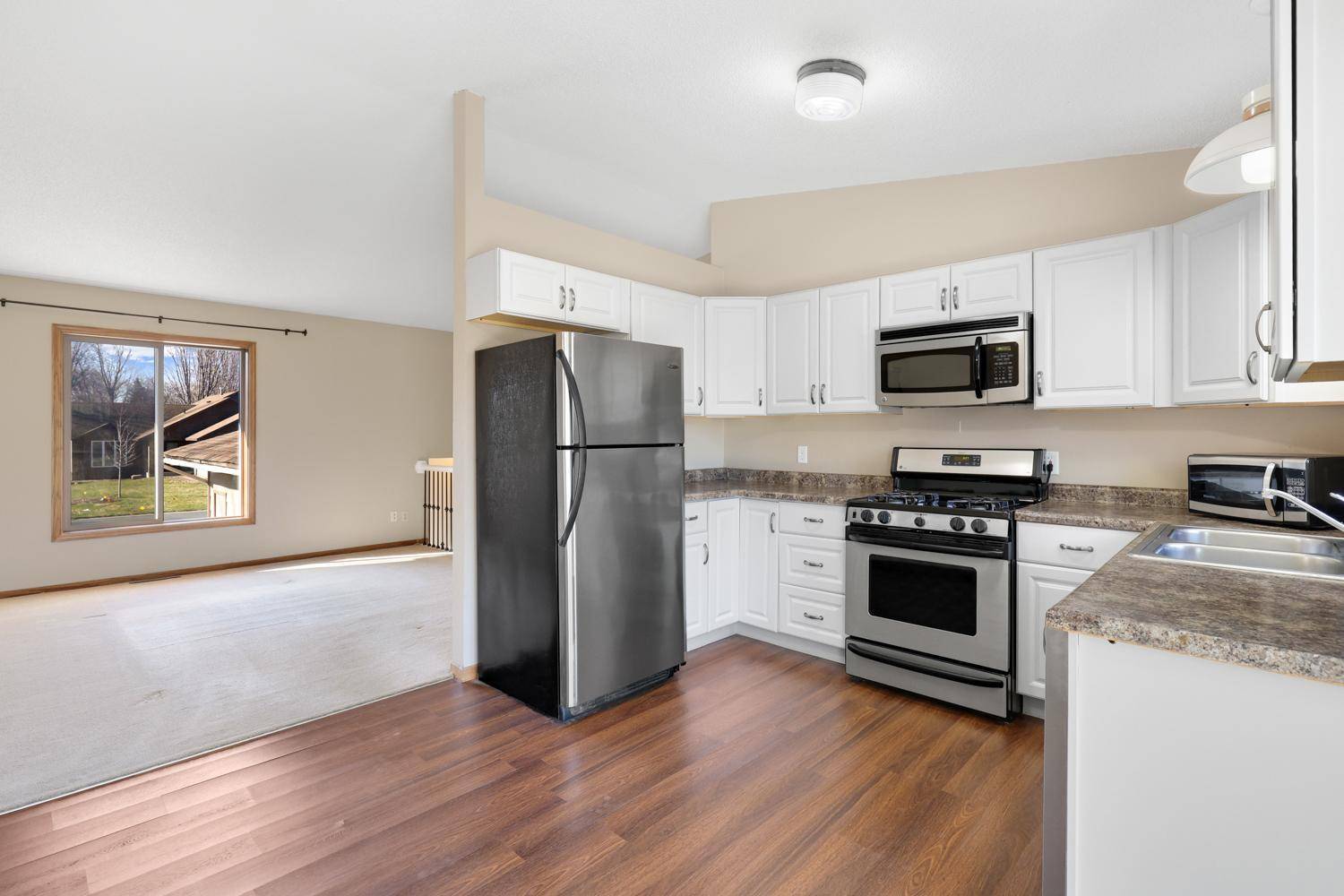 2015 Heritage DR, Shakopee, MN 55379