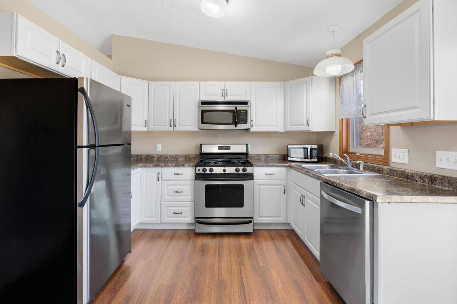 2015 Heritage DR, Shakopee, MN 55379