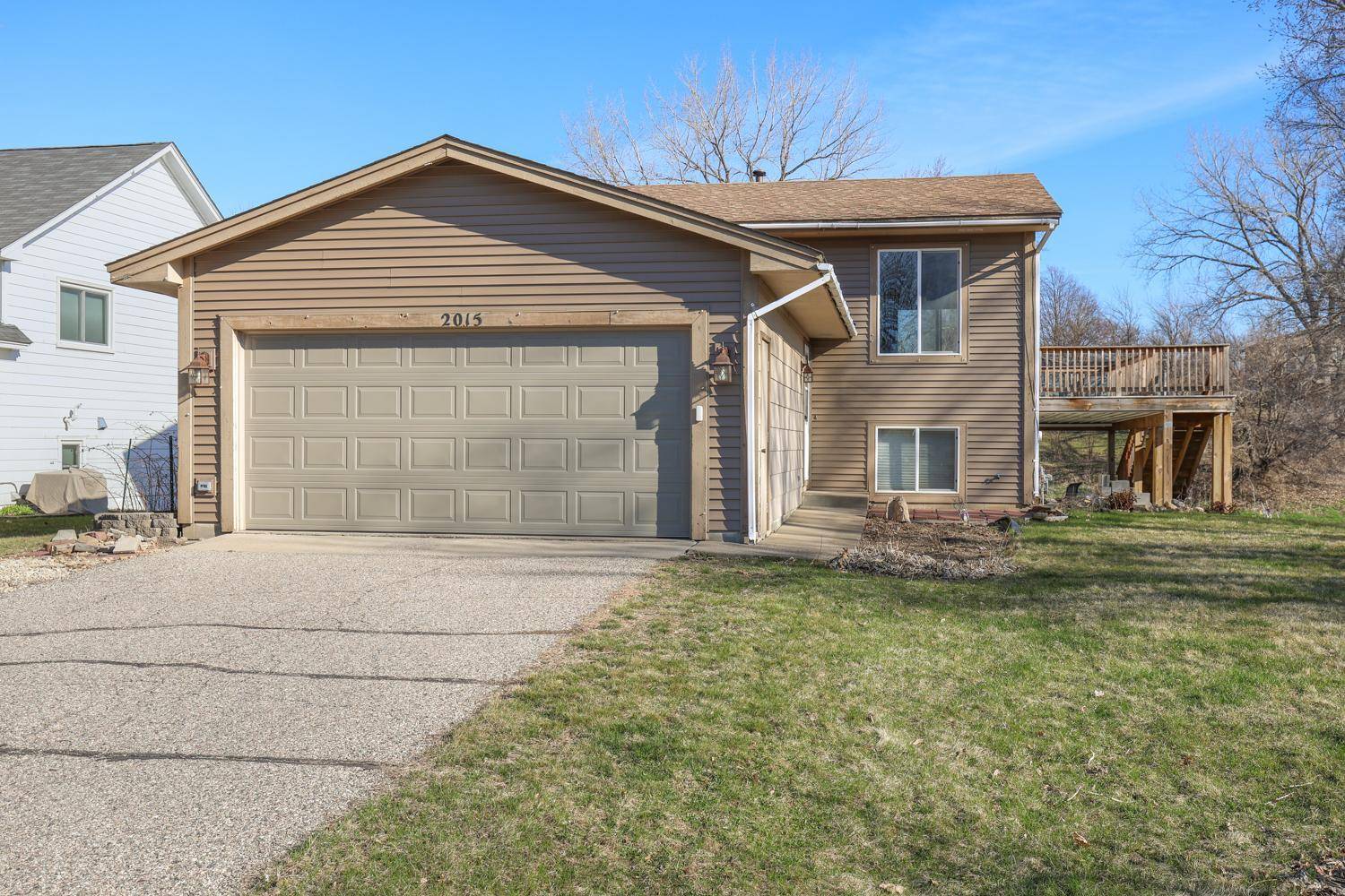 2015 Heritage DR, Shakopee, MN 55379