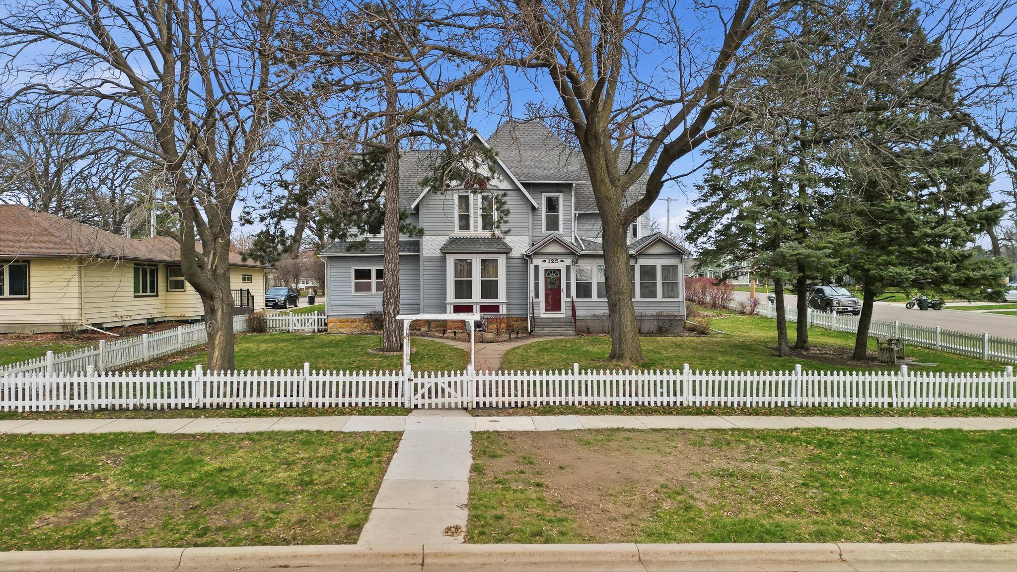 125 E 2nd ST, Blue Earth, MN 56013