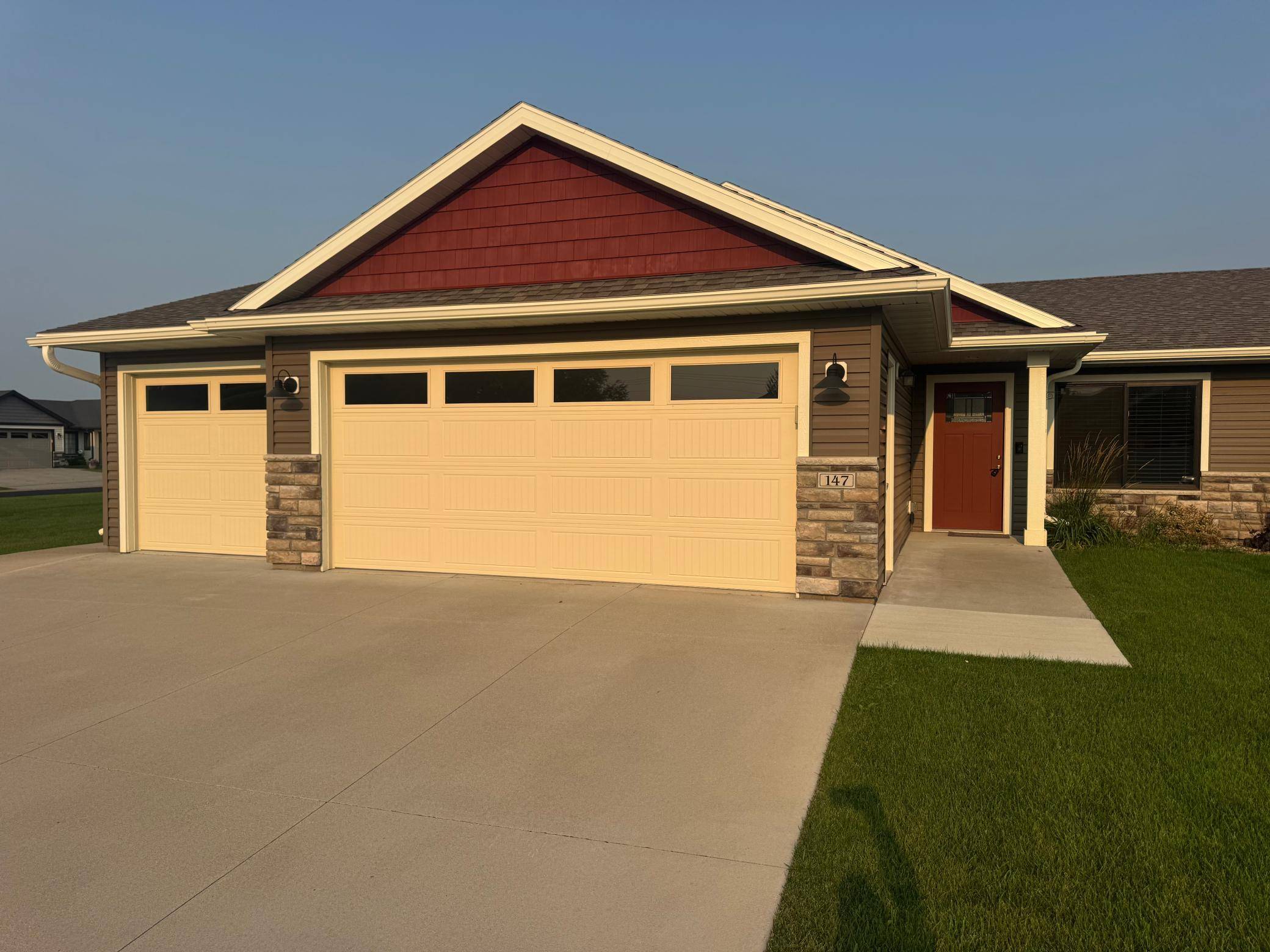 147 Highland CIR, Zumbrota, MN 55992