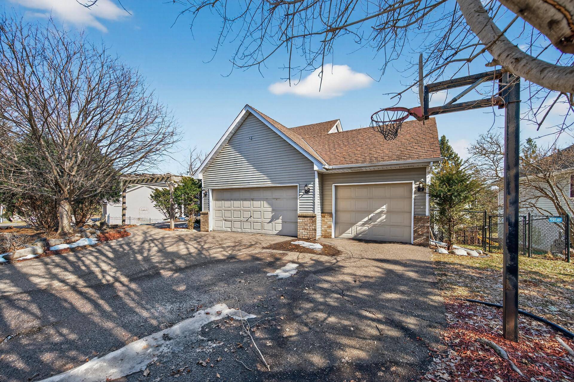 2970 Western AVE N, Roseville, MN 55113