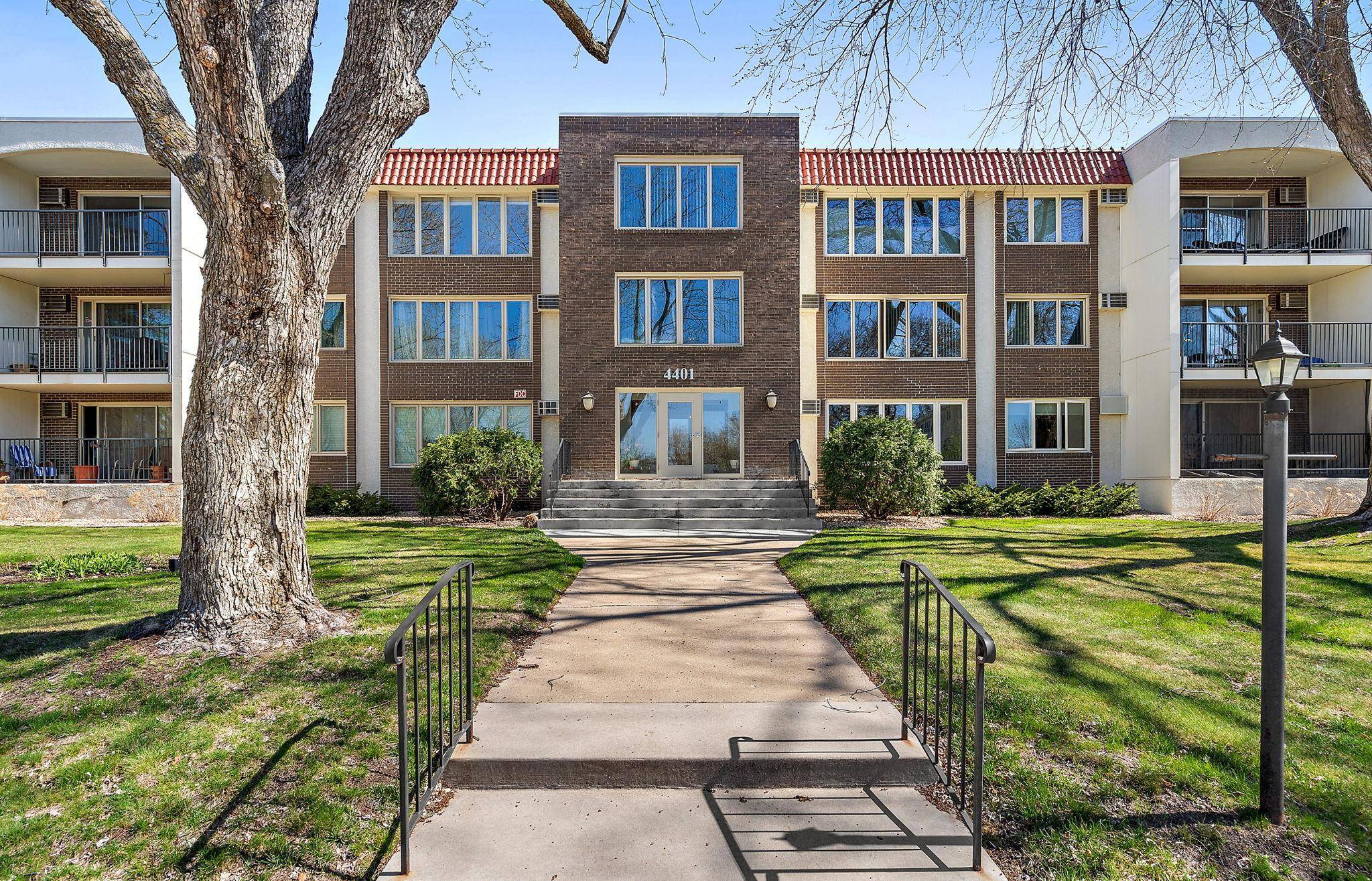 4401 Parklawn AVE #301W, Edina, MN 55435