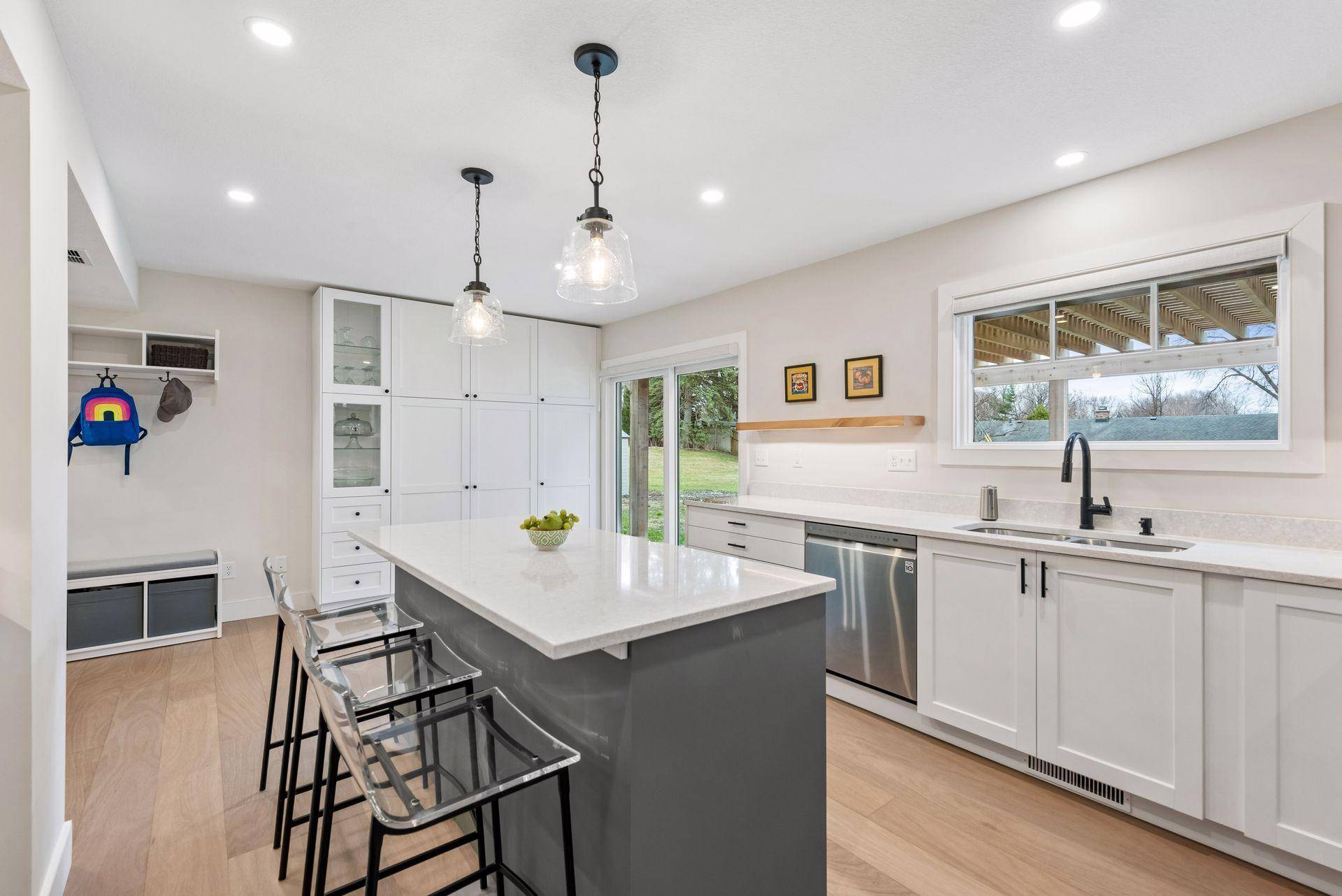 4921 Trillium LN, Edina, MN 55435